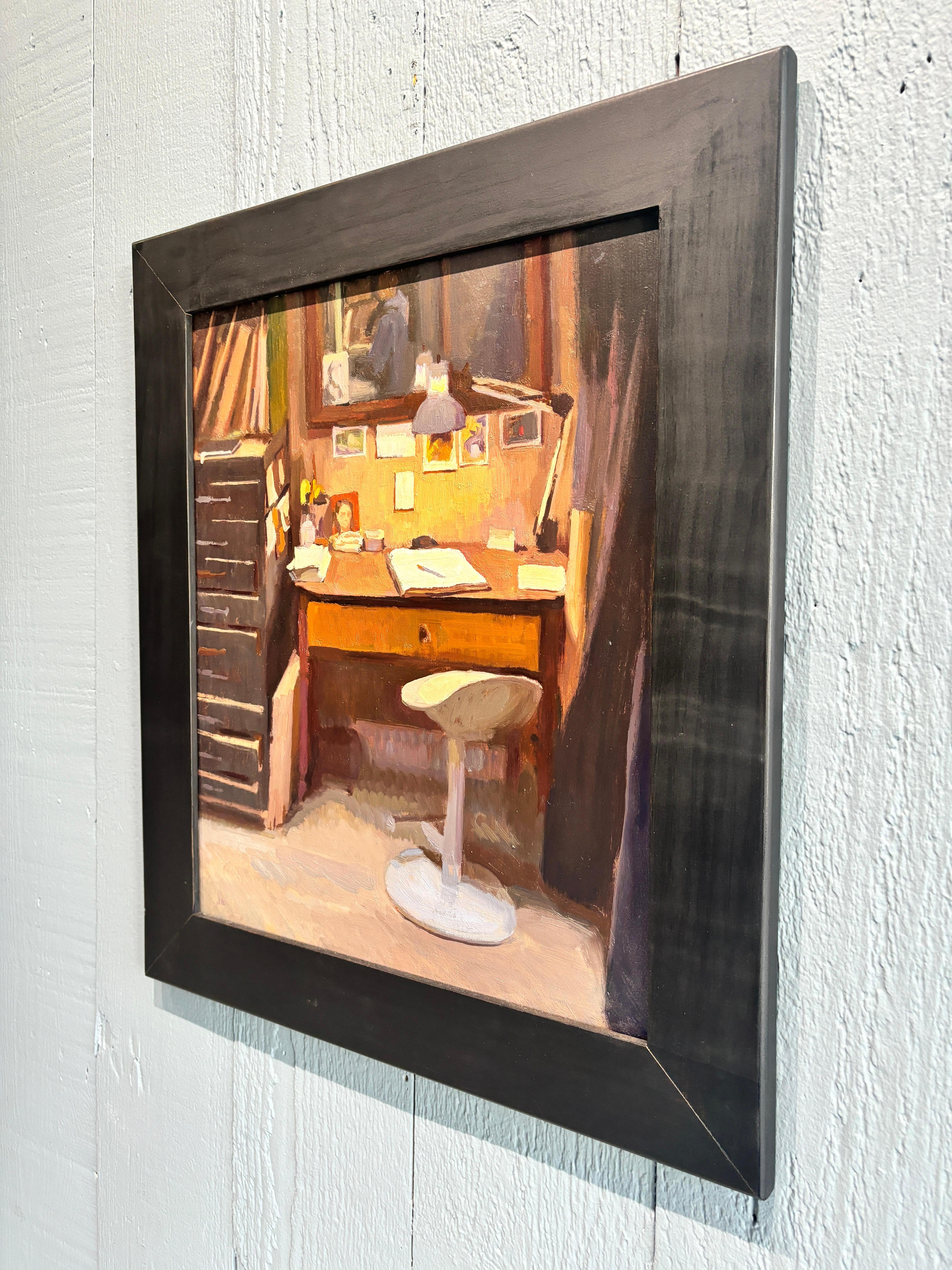 Postmodernes Ölgemälde „Aina's Desk“ Postmodernes Ölgemälde, Schreibtisch mit notebook darauf und Stuhl (Amerikanischer Realismus), Painting, von Joe Altwer