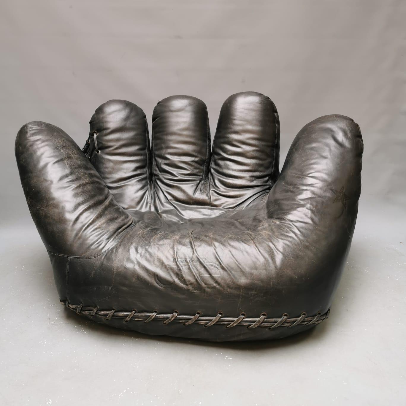 An armchair designed in the form of a giant baseball glove mounted on invisible wheels. Designers De Pas, D'Urbino & Lomazzi wanted to express their admiration for one of the most mythified characters in American baseball Joe Di Maggio. Clearly, the