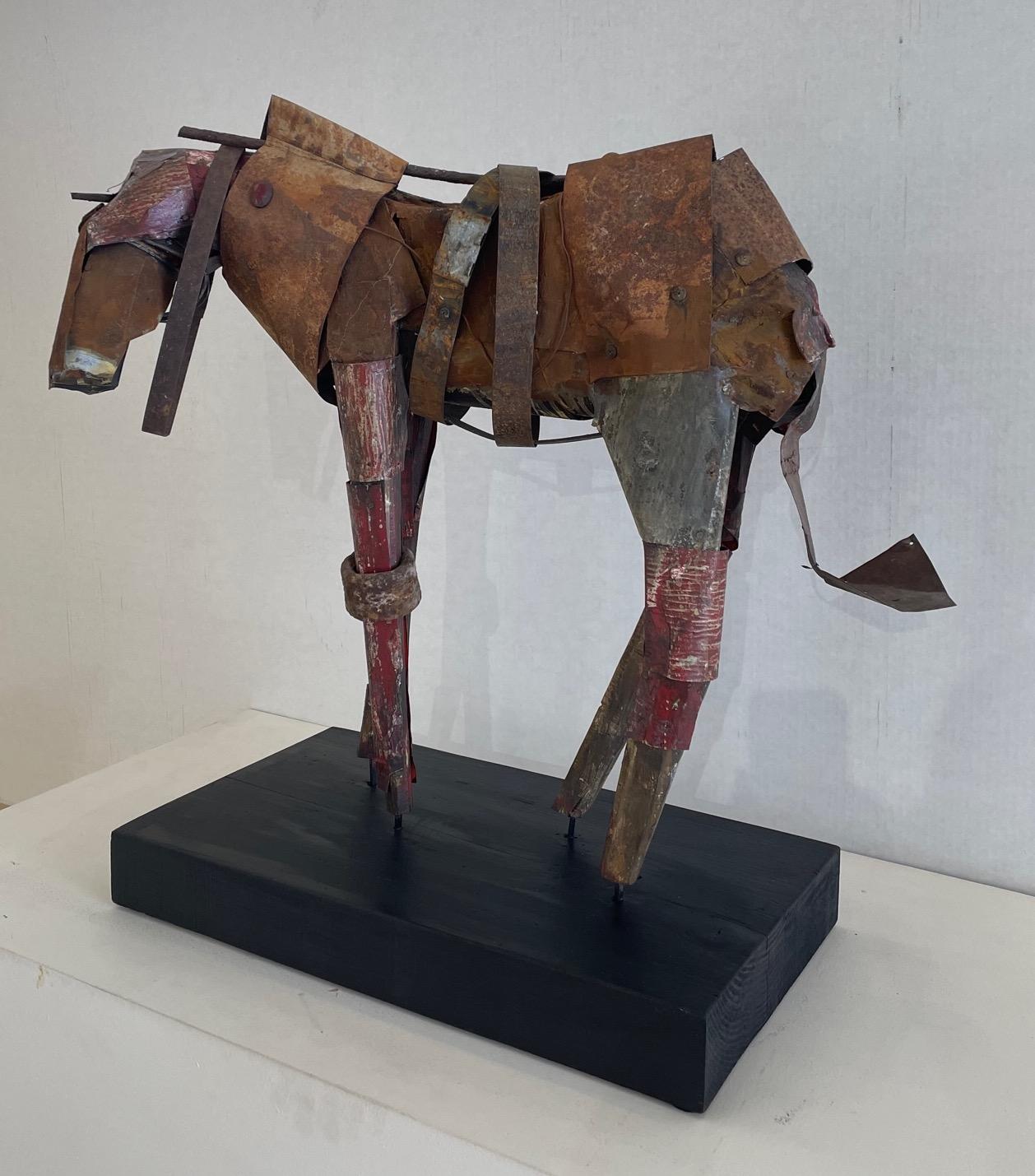 Caballo rojo - Sculpture de Joe Brubaker