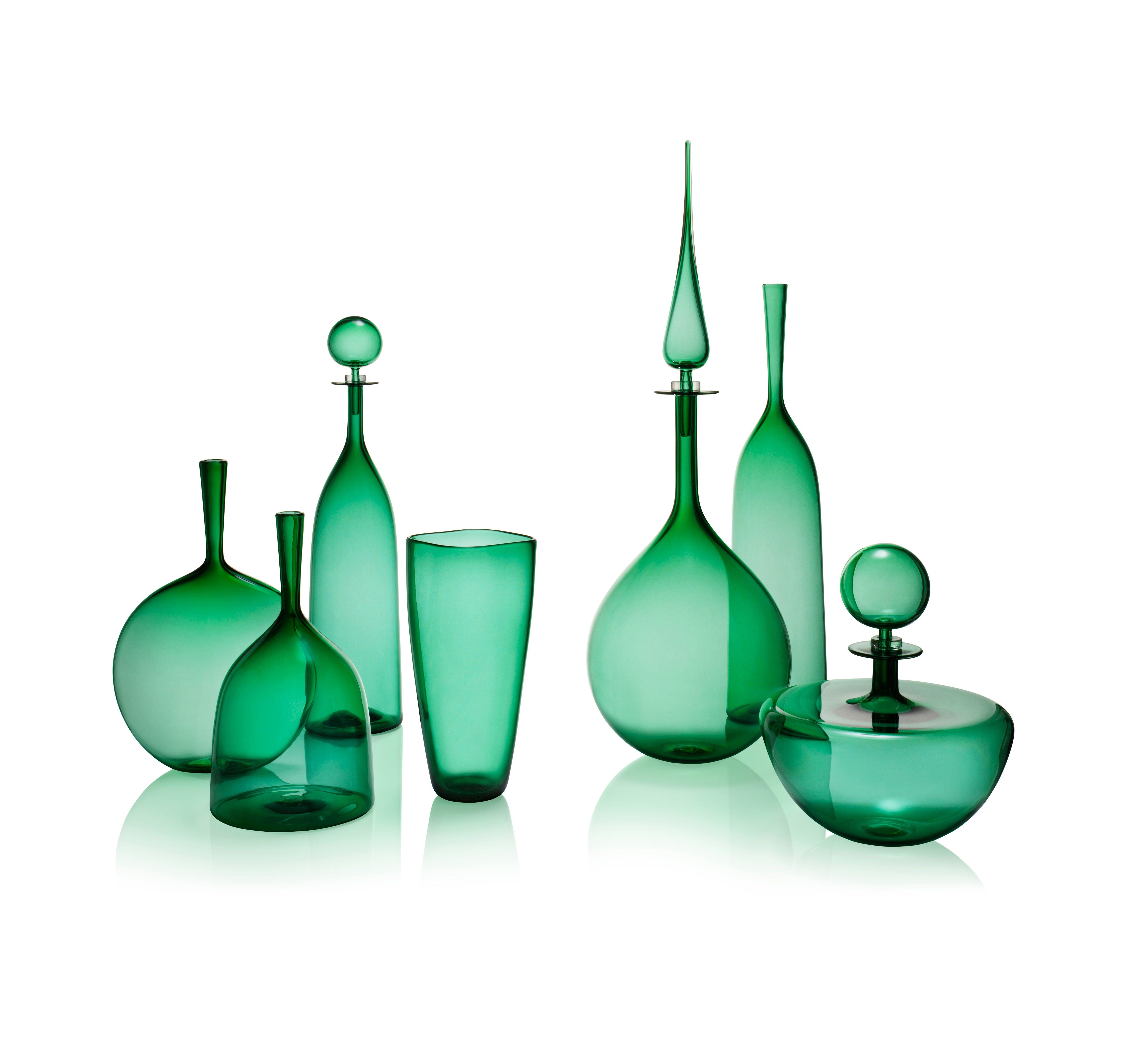 La Collection'S Emerald Green Glass dell'artista americano contemporaneo Joe Cariati, composta da sette pezzi, è la quintessenza della modernità sia in termini di funzione che di stile, con una purezza di forme, linee eleganti e curve aggraziate. Il