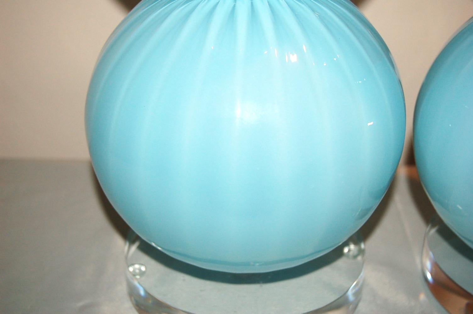 Américain Joe Cariati Lampe de table en verre soufflé à la main Bleu en vente