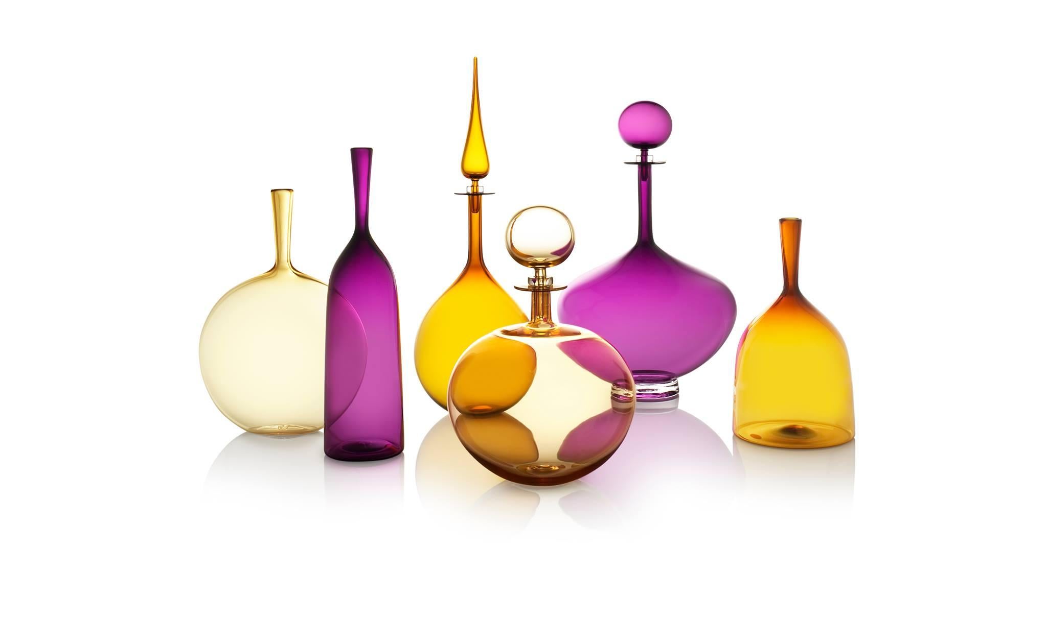 La Collection'S Whiskey, Ultraviolet and Amber Glass dell'artista americano contemporaneo Joe Cariati, composta da sei pezzi, è la quintessenza della modernità sia in termini di funzione che di stile, con una purezza di forme, linee eleganti e curve