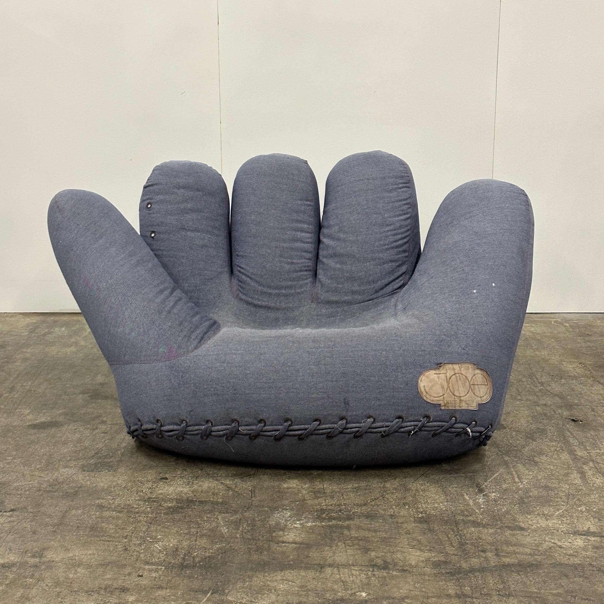 c. 1980s. Rivestito in tessuto denim originale. Firmato sulla toppa in pelle. Prodotto in Italia.