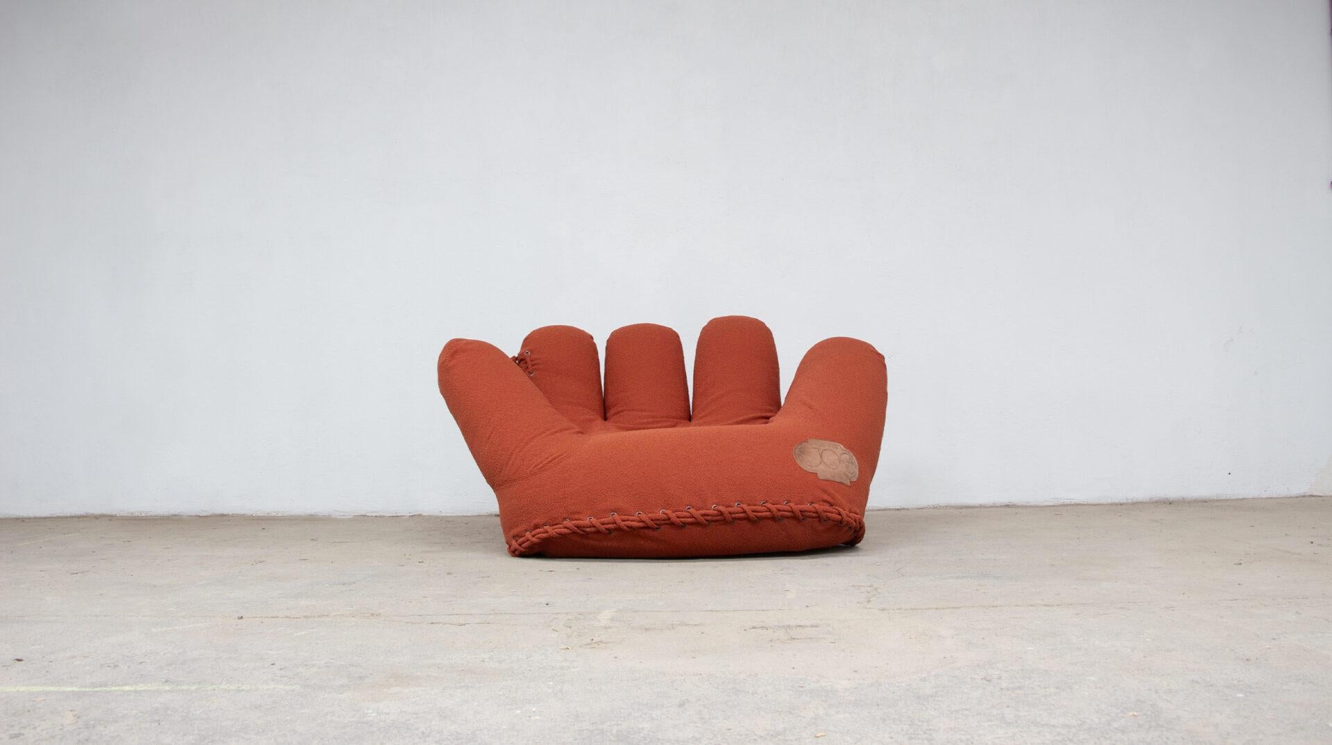 Vintage armchair named JOE CHAIR or model P100 in 1970, created by the trio of Italian designers Gionatan de Pas, Donato d'Urbino and Paolo Lomazzi for the manufacturer Poltronova.

An iconic model of 20th-century design.

A large, comfortable
