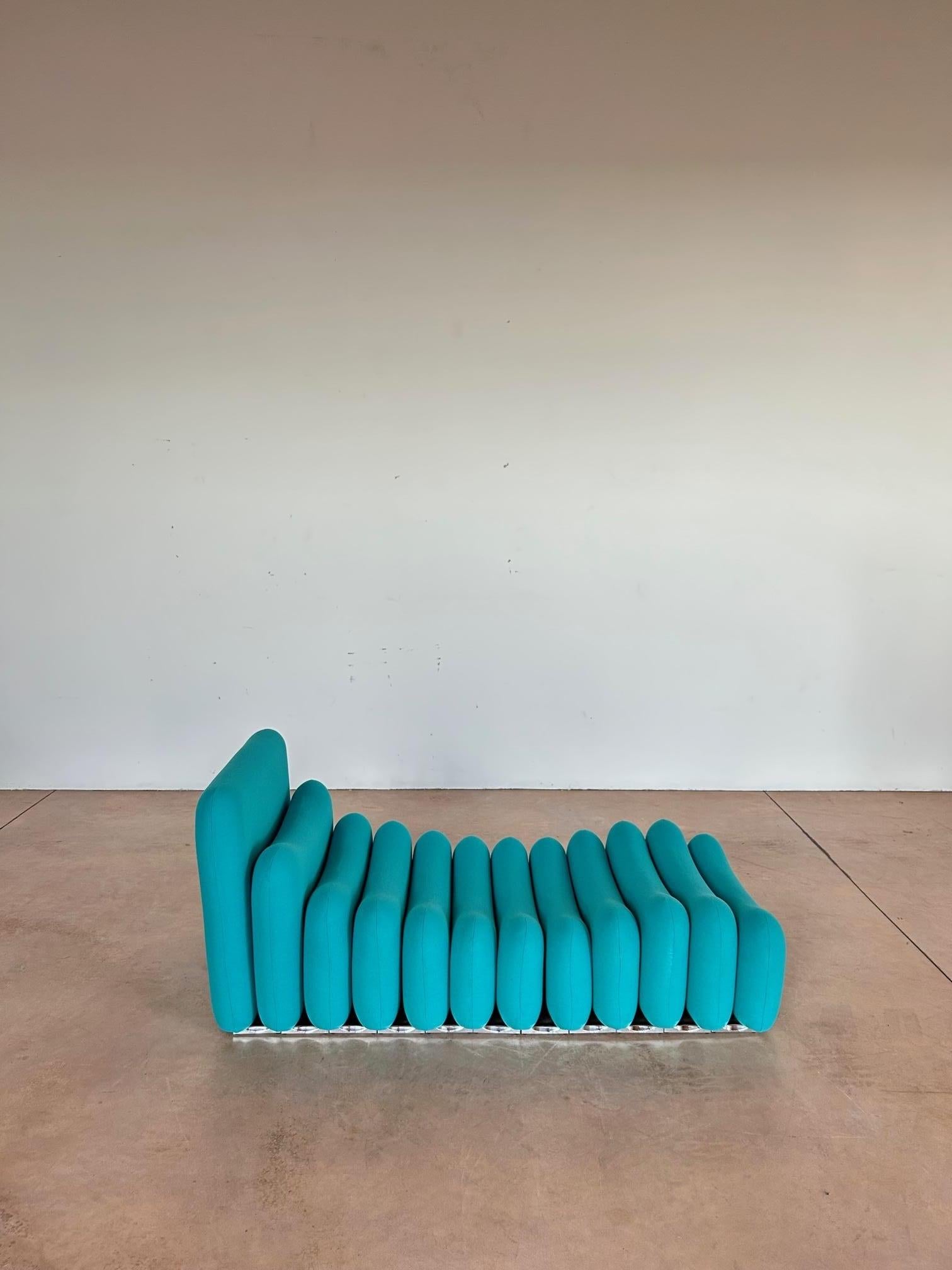 Aluminium Joe Colombo chaise longue avec système supplémentaire des années 1970  en vente