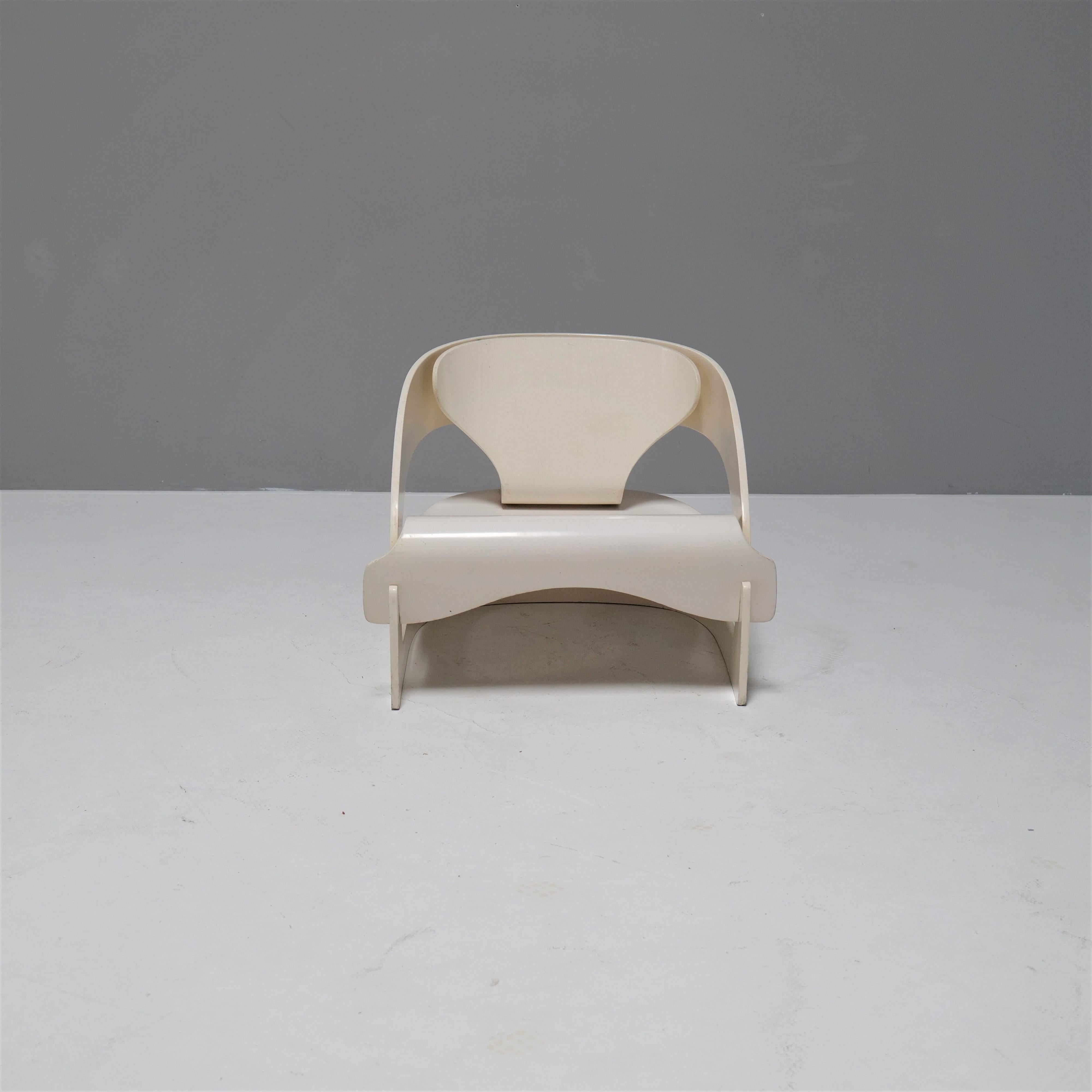 The armchair consists only of three molded plywood parts that are put together without glue.
This early model comes from a private collection and is still in its original condition.
