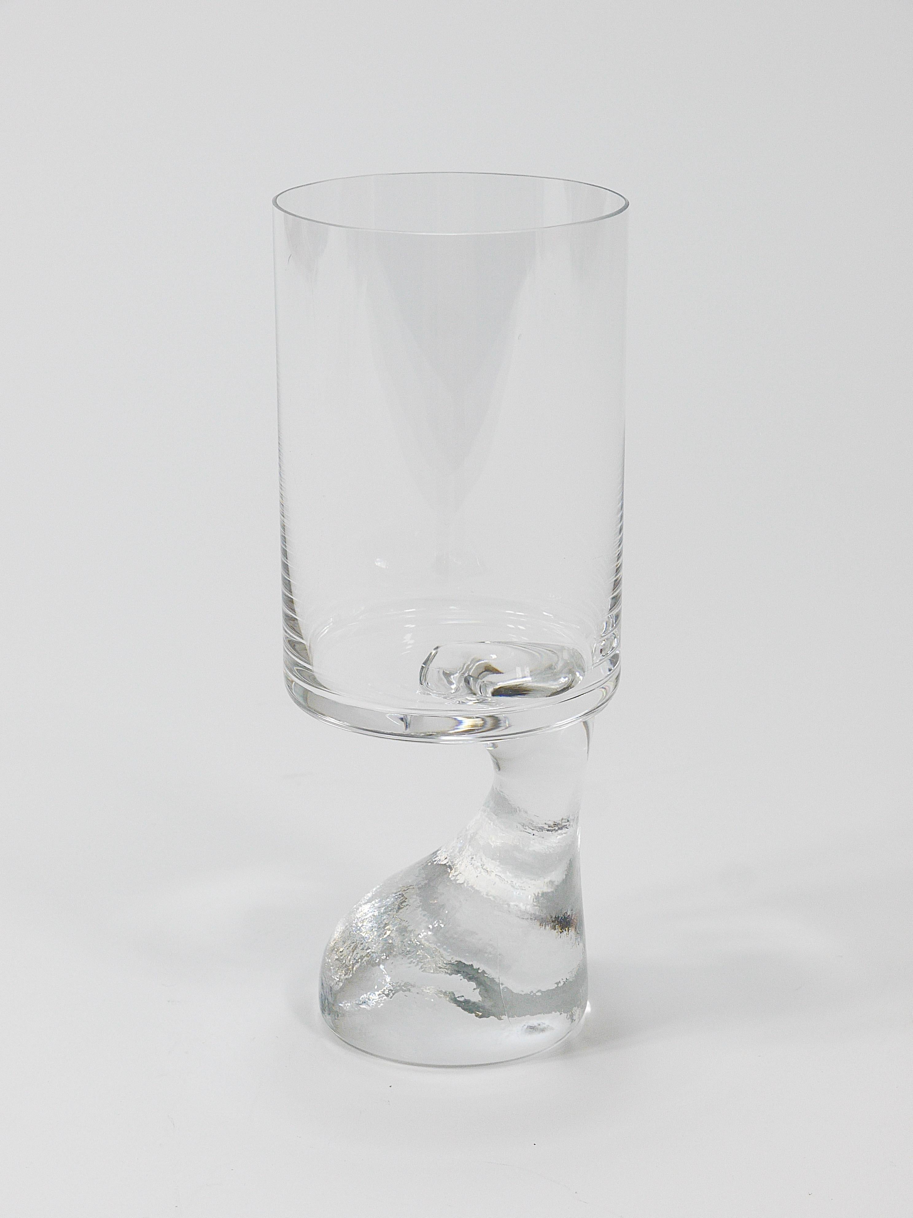 One (1) beautiful and fine sculptural midcentury drinking glass, designed by Joe Colombo in 1964 to hold the glass and a cigarette with the same hand. Made of handblown lead crystal glass by Claus Joseph Riedel in Austria. In very good condition, a