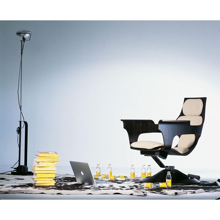 Born in 1963 from the visionary creativity of Joe Colombo, Bell Chair is a swivel armchair with wrapping shapes. Due to the manufacturing limitations of that period, it was only represented through drawings for long time. The technological evolution
