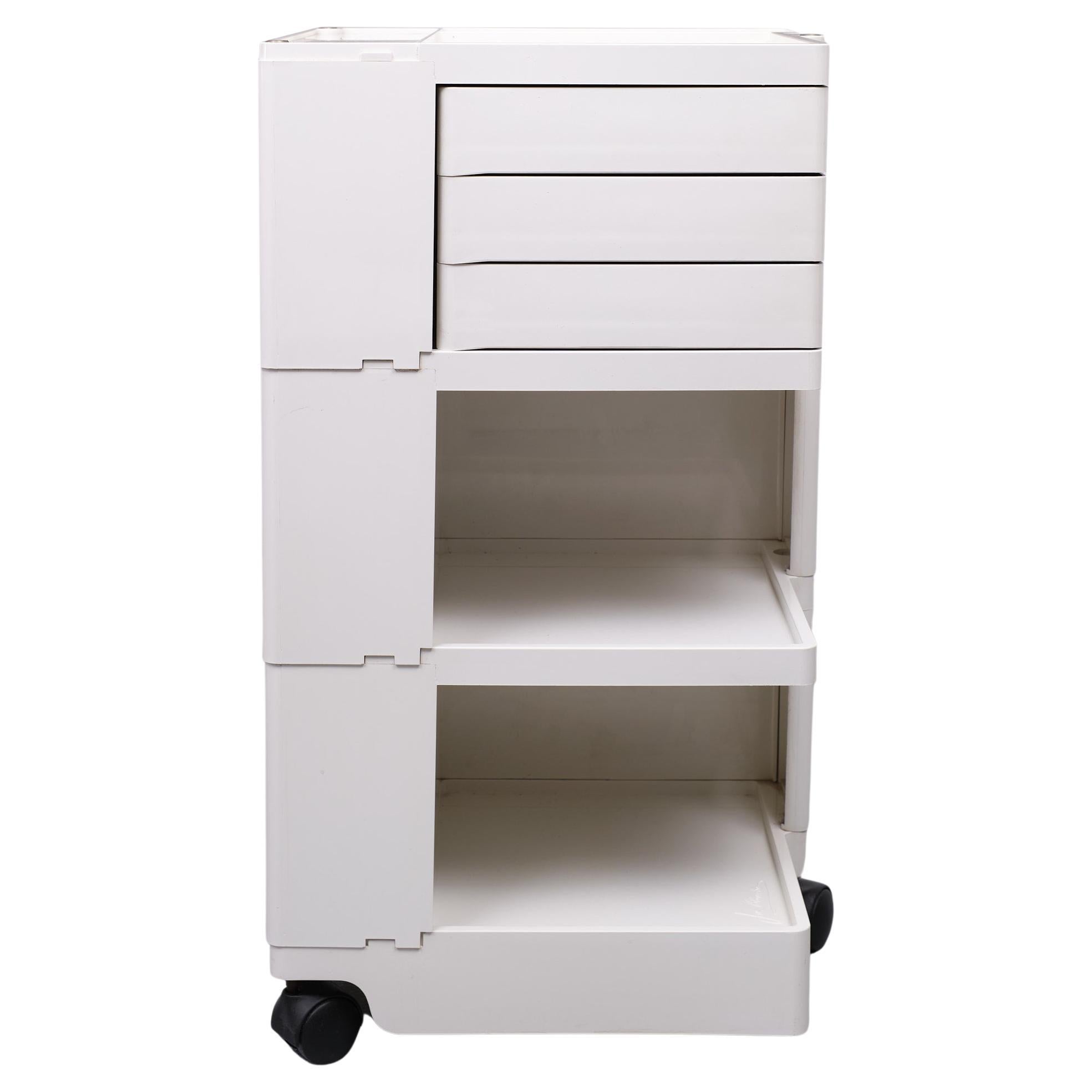 This “Boby” trolley or portable storage system was designed by Joe Colombo in 1969. It is still in production (B-line) and has always been very popular. A very handy trolley made of ABS plastic. It has many storage options such as the fold-out