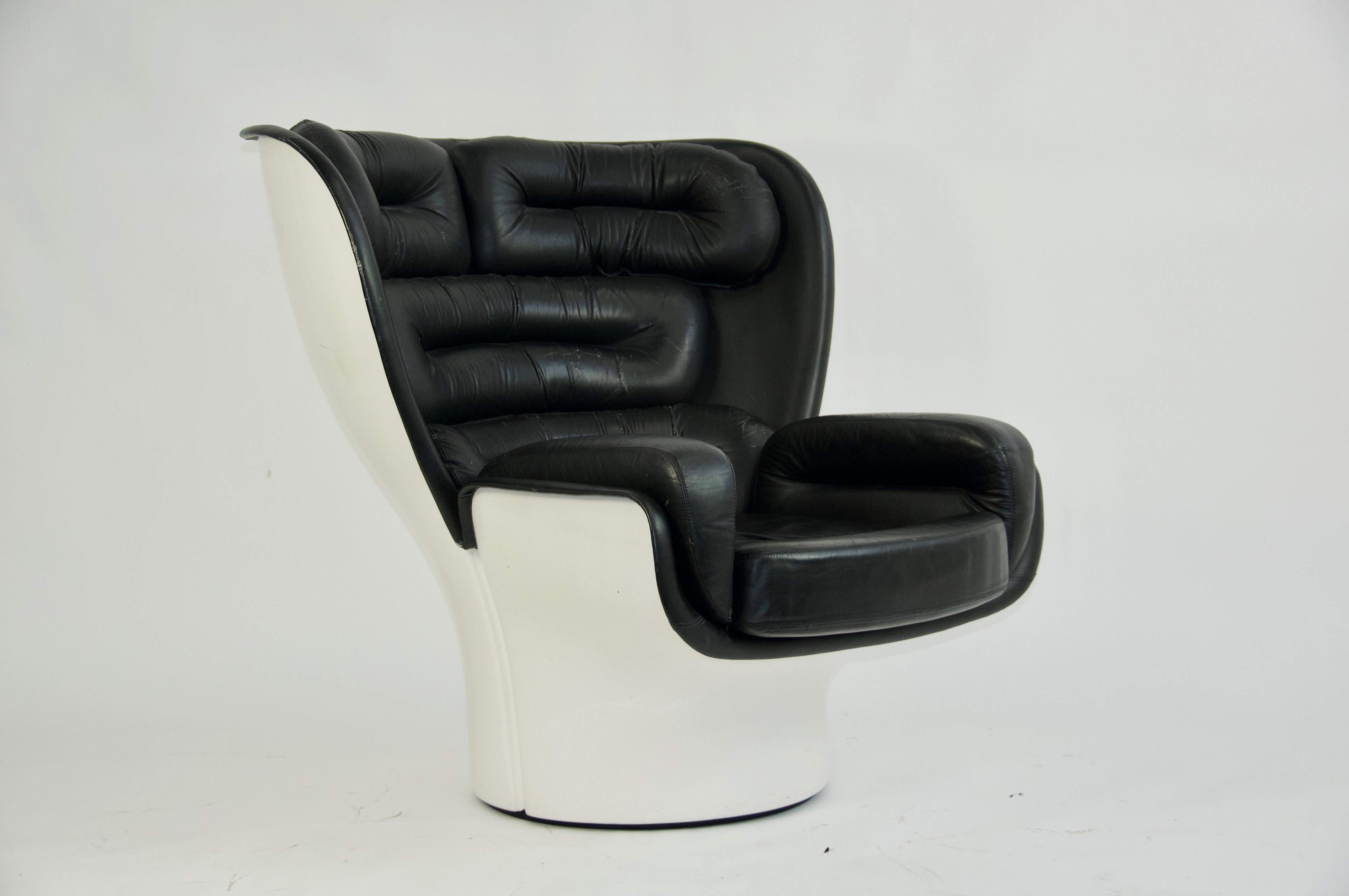 Joe Colombo black leather Elda chair, 1963, Italy
Leather cushions. Fiberglass shell sits upon hidden swivel base.