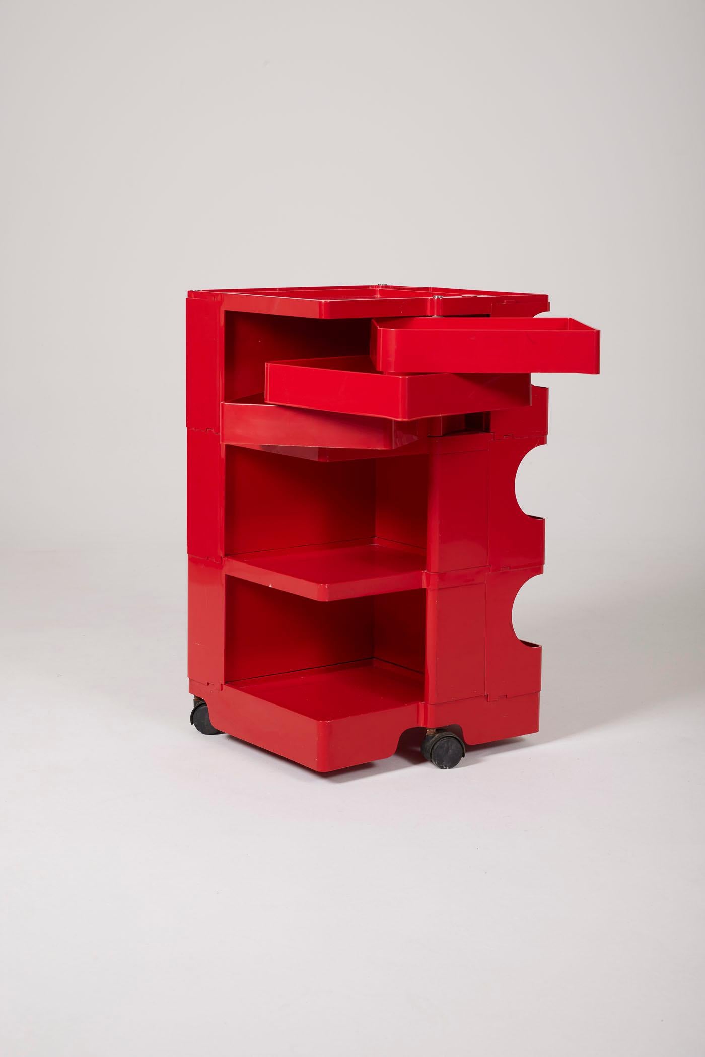 Roter Boby-Wagen des italienischen Designers Joe Colombo, 1970er Jahre. Dieser aus ABS-Kunststoff geformte Wagen ist modular aufgebaut und besteht aus 3 herausnehmbaren Schubladen, die auf Rädern montiert sind. Sie ist im MATERIAL unterzeichnet.