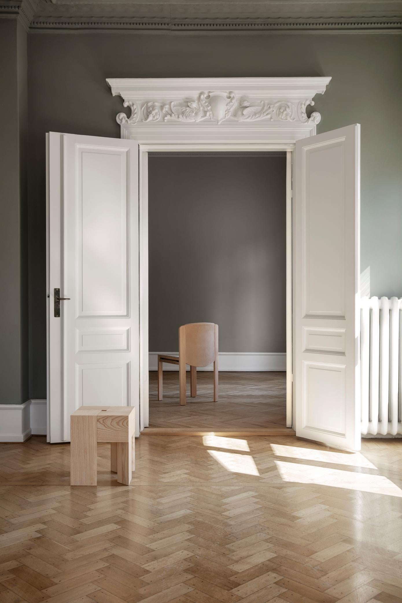 Joe Colombo ''Chair 300'' Stuhl aus Holz und Sørensen Leder von Karakter (21. Jahrhundert und zeitgenössisch) im Angebot