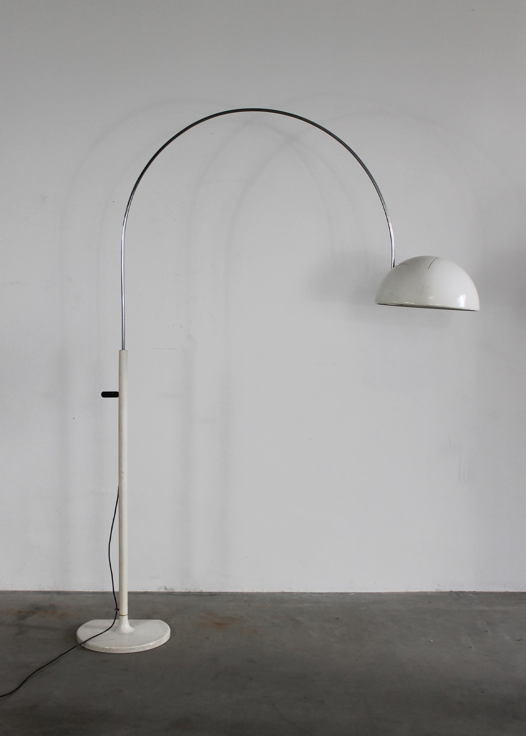 Lampada da terra ad arco Coupè o 3320R con paralume semisferico in alluminio laccato bianco, stelo in metallo cromato e base in alluminio laccato bianco. 
Disegnato da Joe Colombo e prodotto da Oluce negli anni Sessanta.

La lampada Coupè è