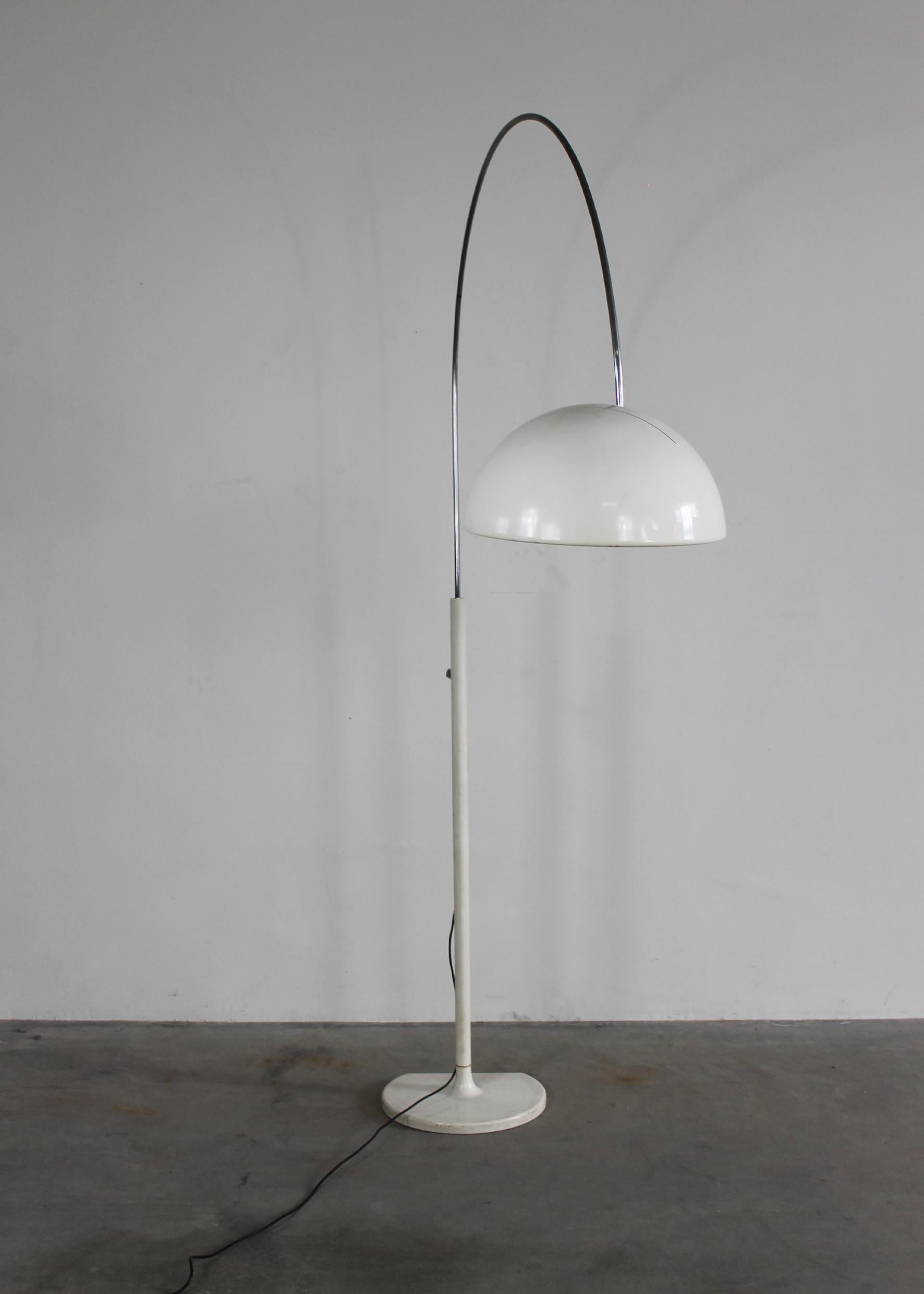Mid-Century moderno Lampada da terra Joe Colombo Coupè 3320R in metallo laccato bianco di Oluce 1967 Italia in vendita