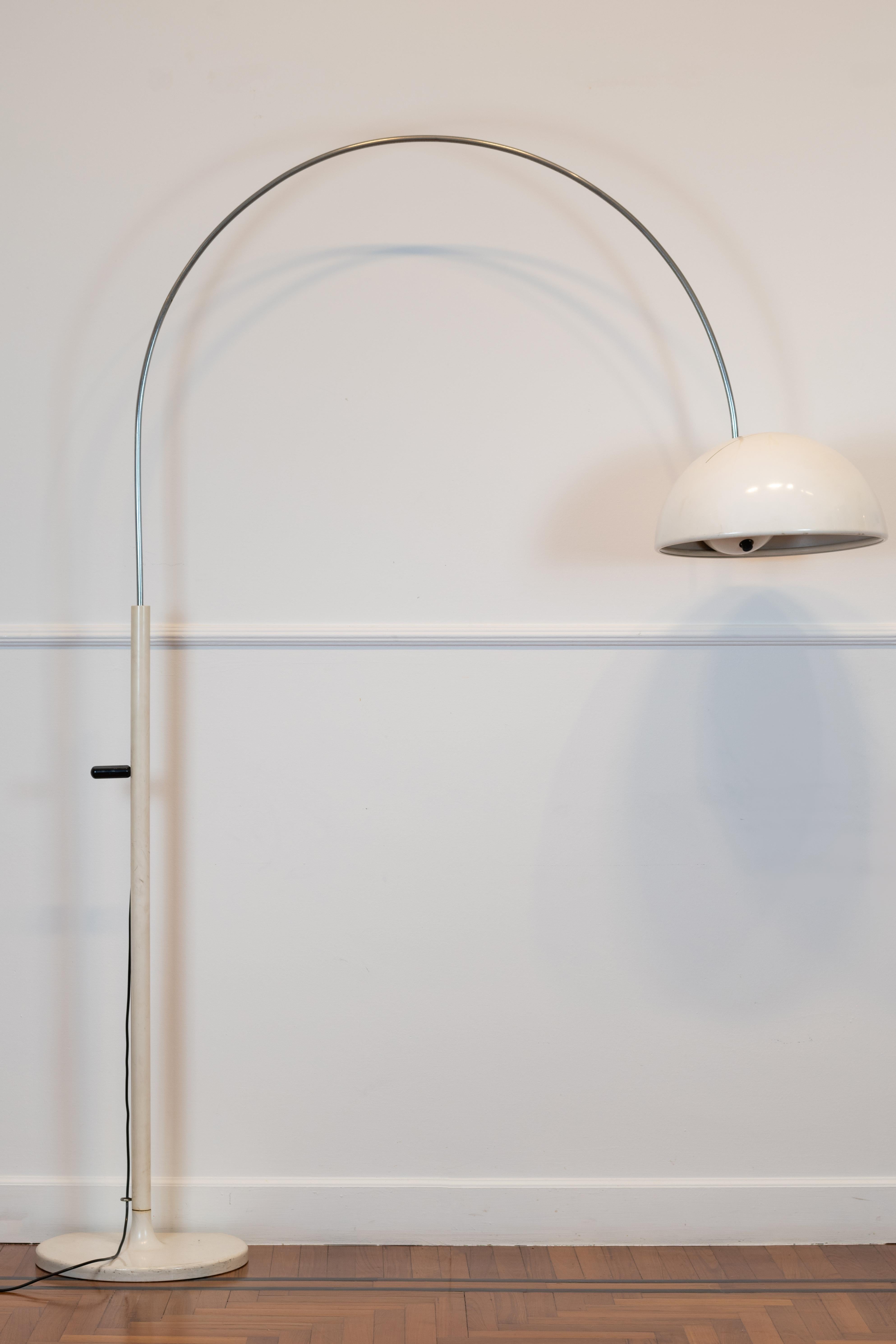 Joe Colombo Coupè Floor Lamp in White Lacquered Metal by Oluce 1967 Italy In Good Condition In Montecatini Terme, IT