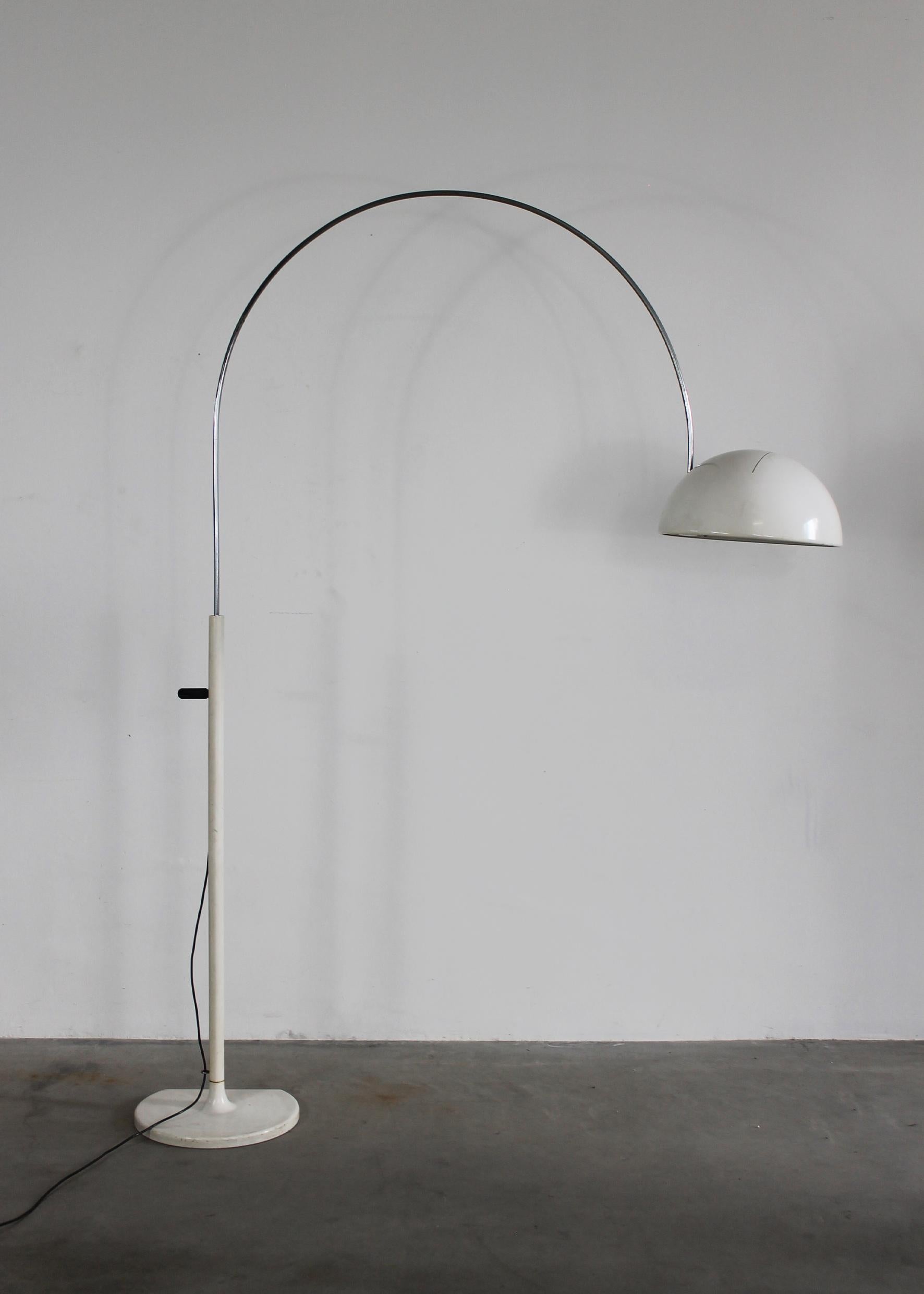 Coupè floor lamp with a structure in white lacquered metal, designed by Joe Colombo and manufactured by Oluce in 1967, circa Italy. 

Measures: Height: 175 cm 
Width: 140 cm 

Lampshade diameter 40 cm

Lamp base 30 x 32 cm 

Joe Colombo