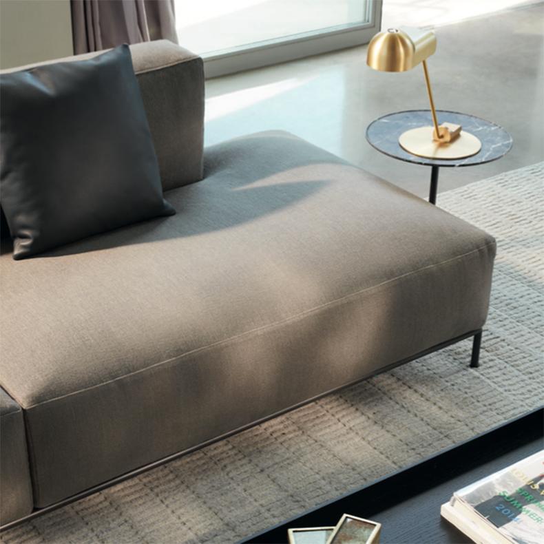 Lámpara de mesa Joe Colombo 'Domo' de latón by Karakter en venta 4