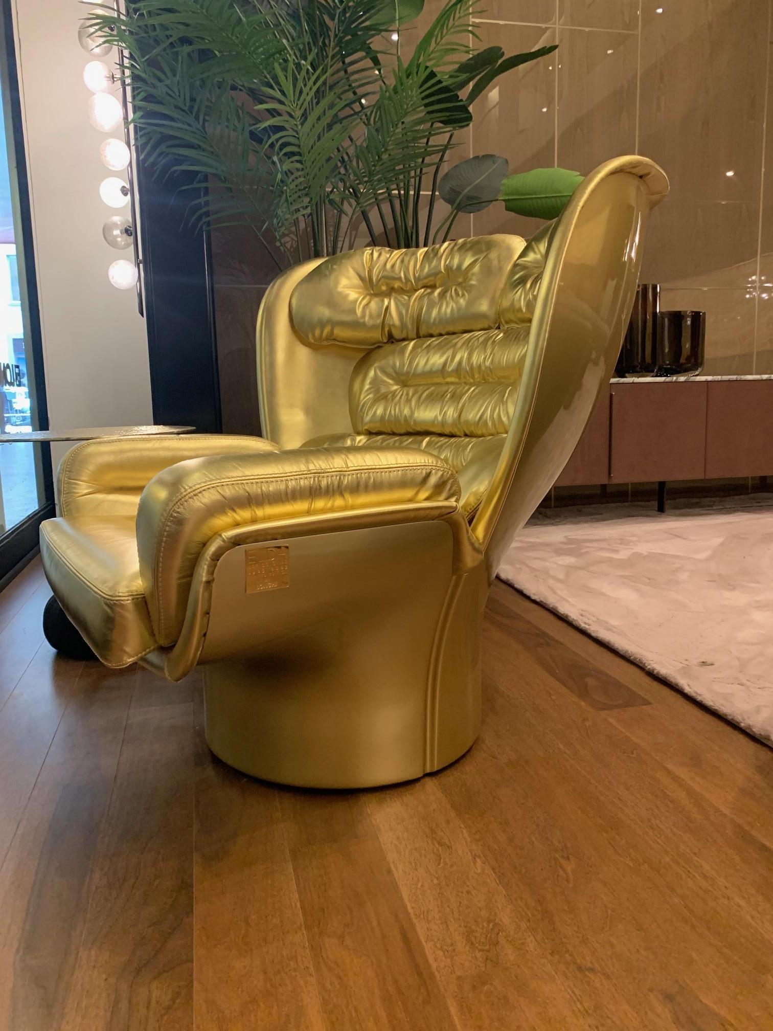 Showroom model in impeccable new condition!
Iconic Space Age classic: Elda Chair by Joe Colombo (1963- Italy).
360 degree rotatable base (swivel).

Gold leather of the highest quality (Luxury category)!
Glossy Golden Fiberglass shell.

With