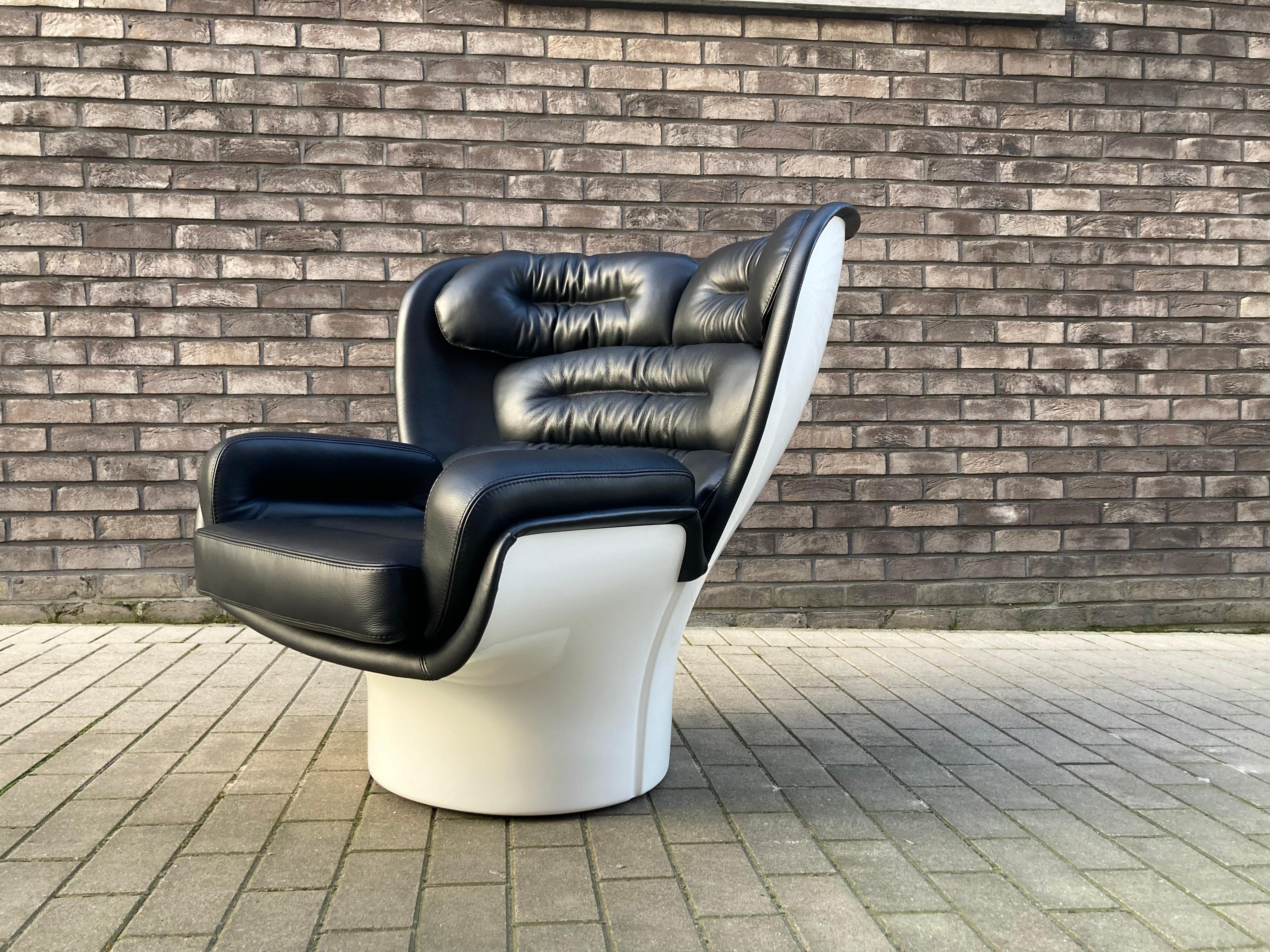 Showroom model in impeccable NEW condition!
Iconic Space Age classic: Elda Chair by Joe Colombo (1963- Italy).
360 degree rotatable base (swivel).

With certificate of authenticity and warranty!

Black leather with a beautiful grain of the highest