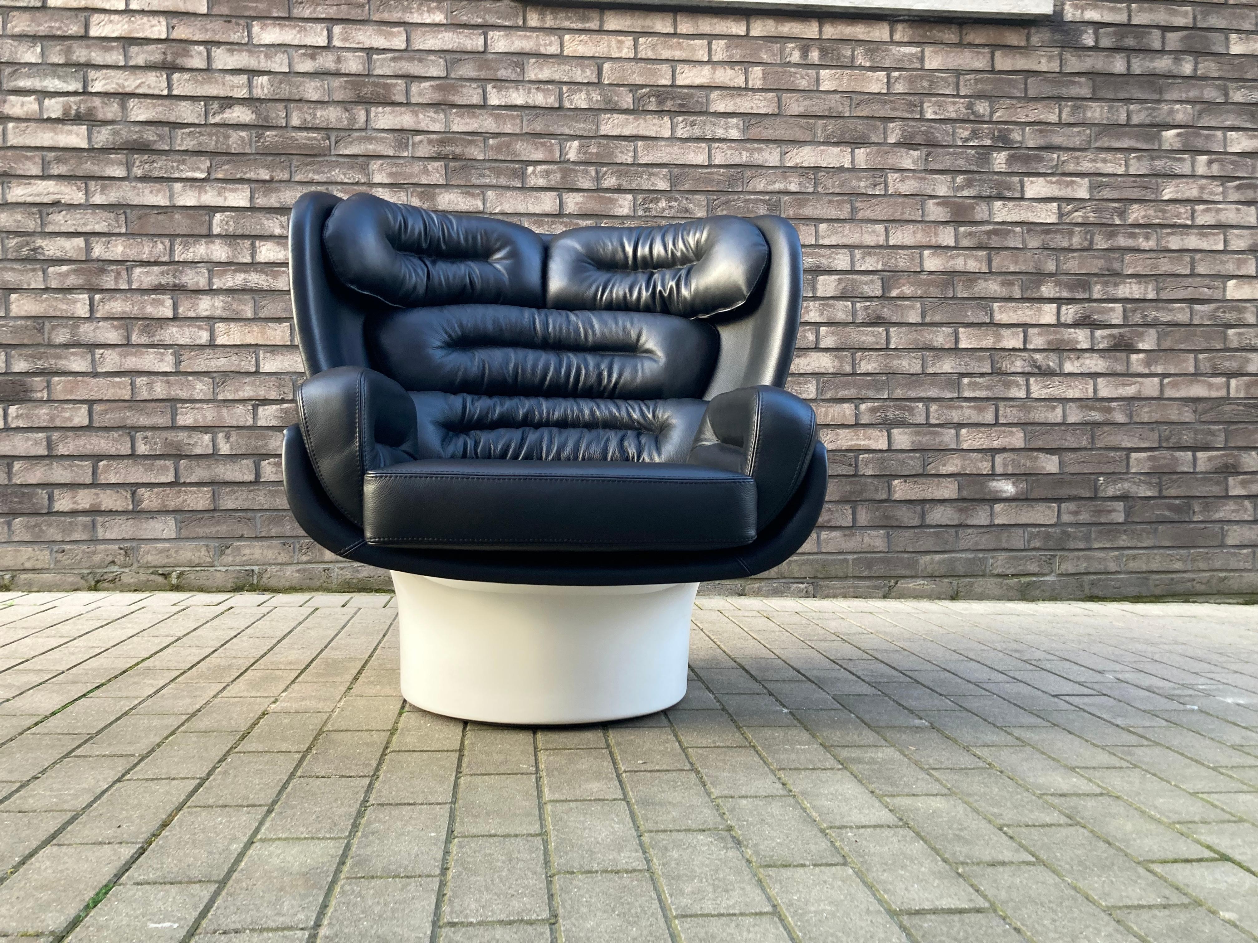 Italian Joe Colombo Elda Chair, Black Leather, White Fiberglass Shell For Sale