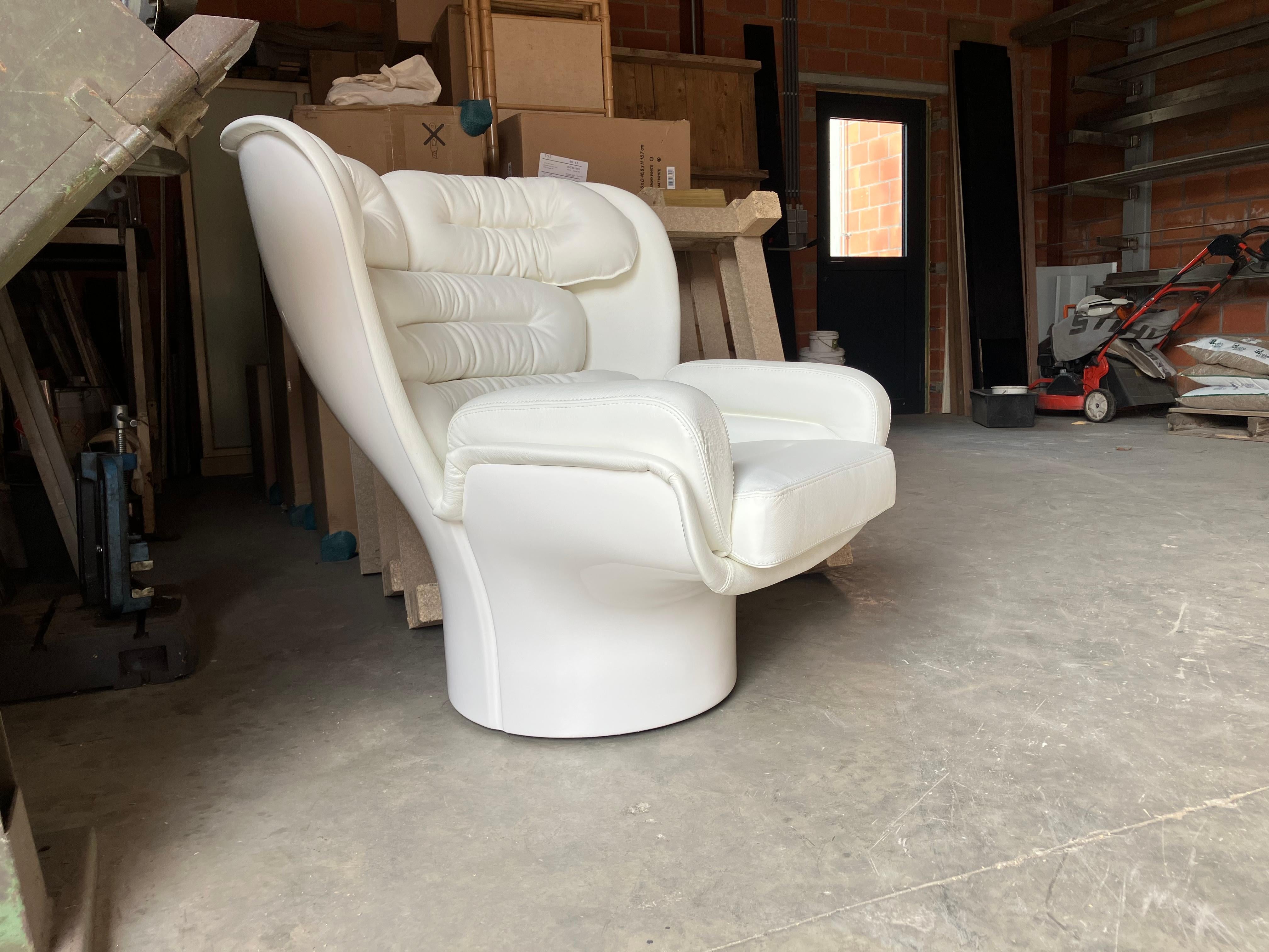 In impeccable NEW condition! 

Iconic Space Age classic: Elda Chair by Joe Colombo (1963- Italy). 
360 degree rotatable base (swivel).  
With certificate of authenticity and warranty!  White leather with a beautiful grain of the highest quality!