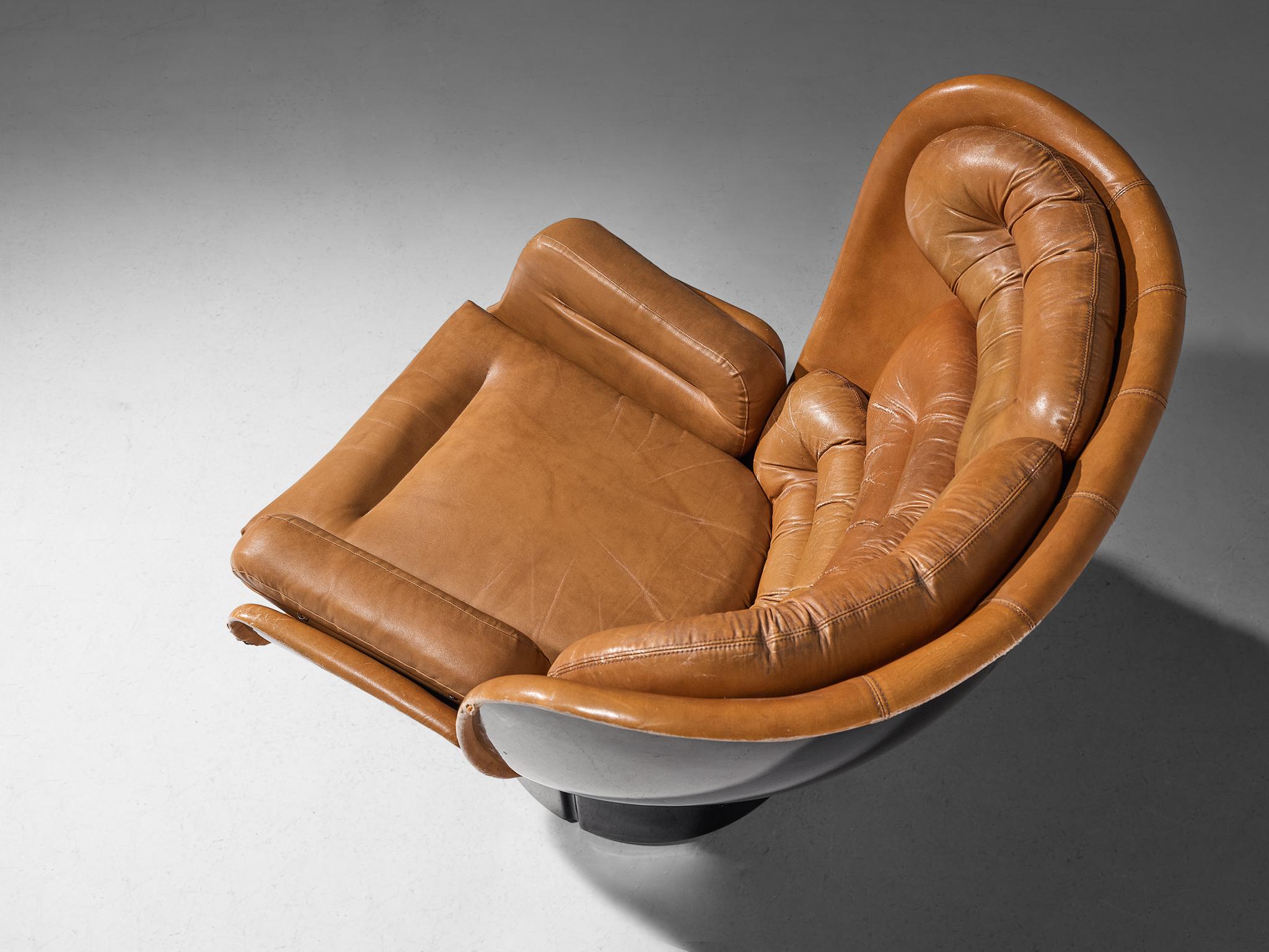 Joe Colombo ‘Elda’ Lounge Chair in Cognac Leather and Black Fiberglass For Sale 3