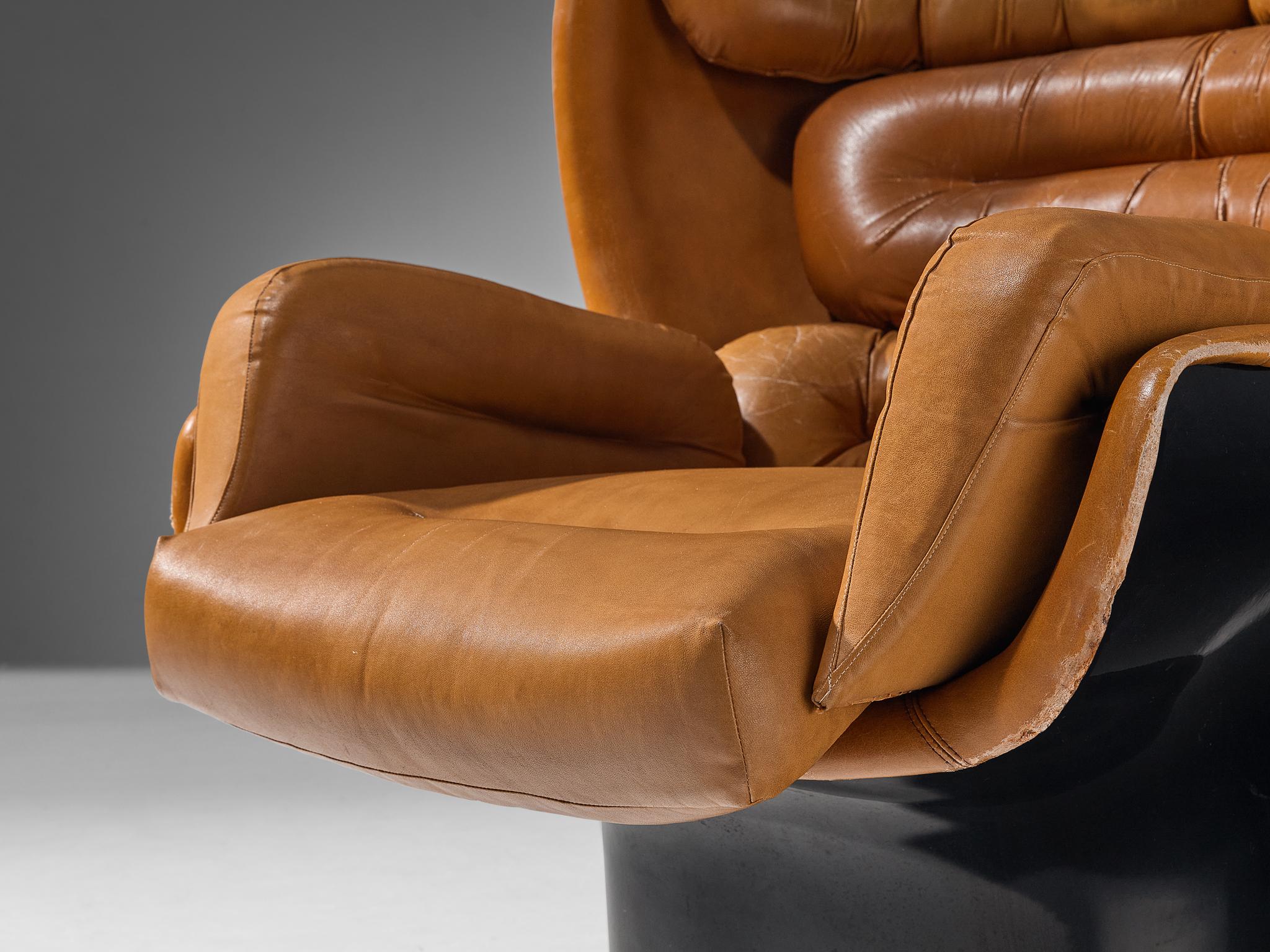 Post-Modern Joe Colombo ‘Elda’ Lounge Chair in Cognac Leather and Black Fiberglass For Sale