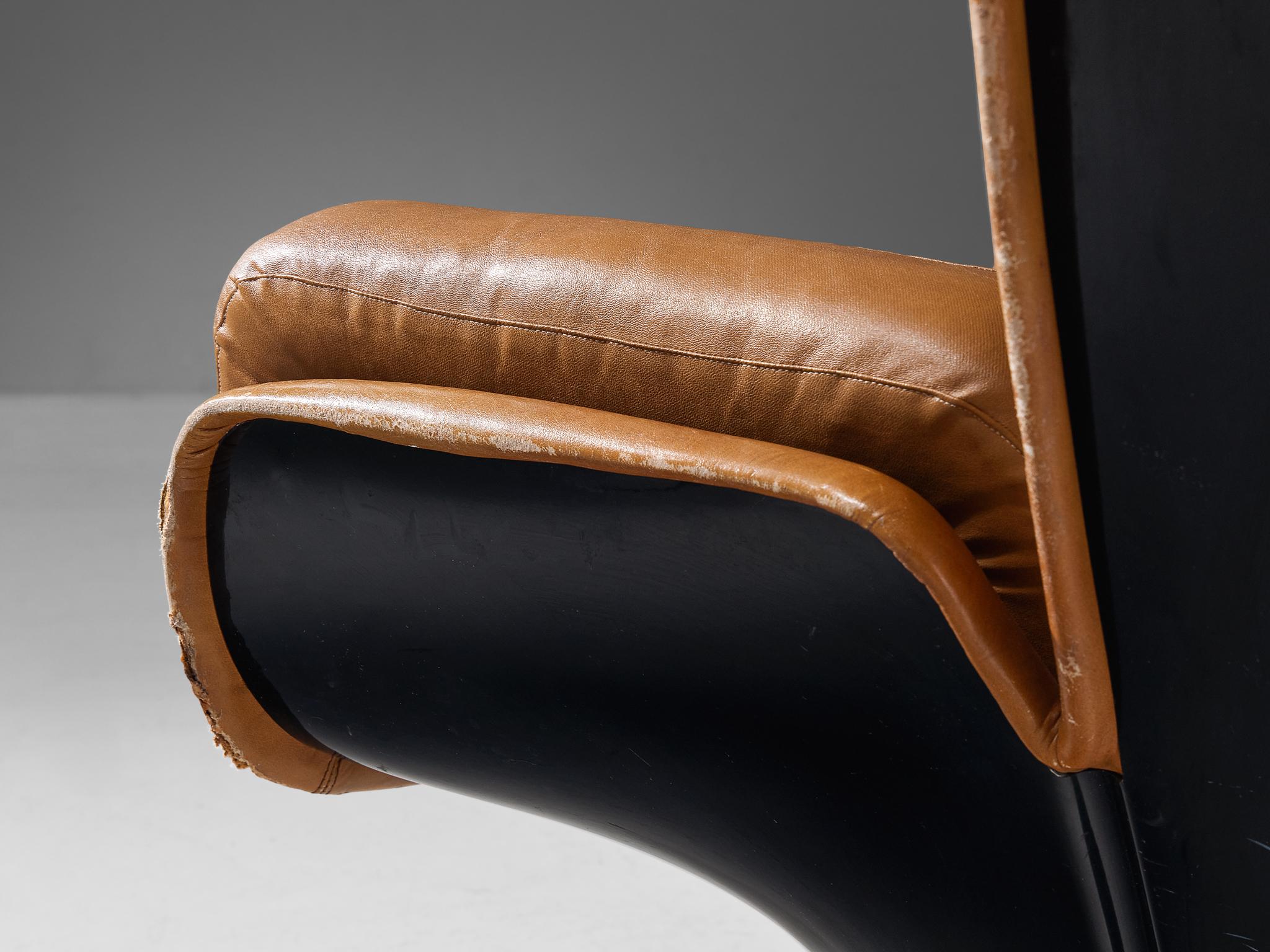 Joe Colombo ‘Elda’ Lounge Chair in Cognac Leather and Black Fiberglass In Good Condition For Sale In Waalwijk, NL