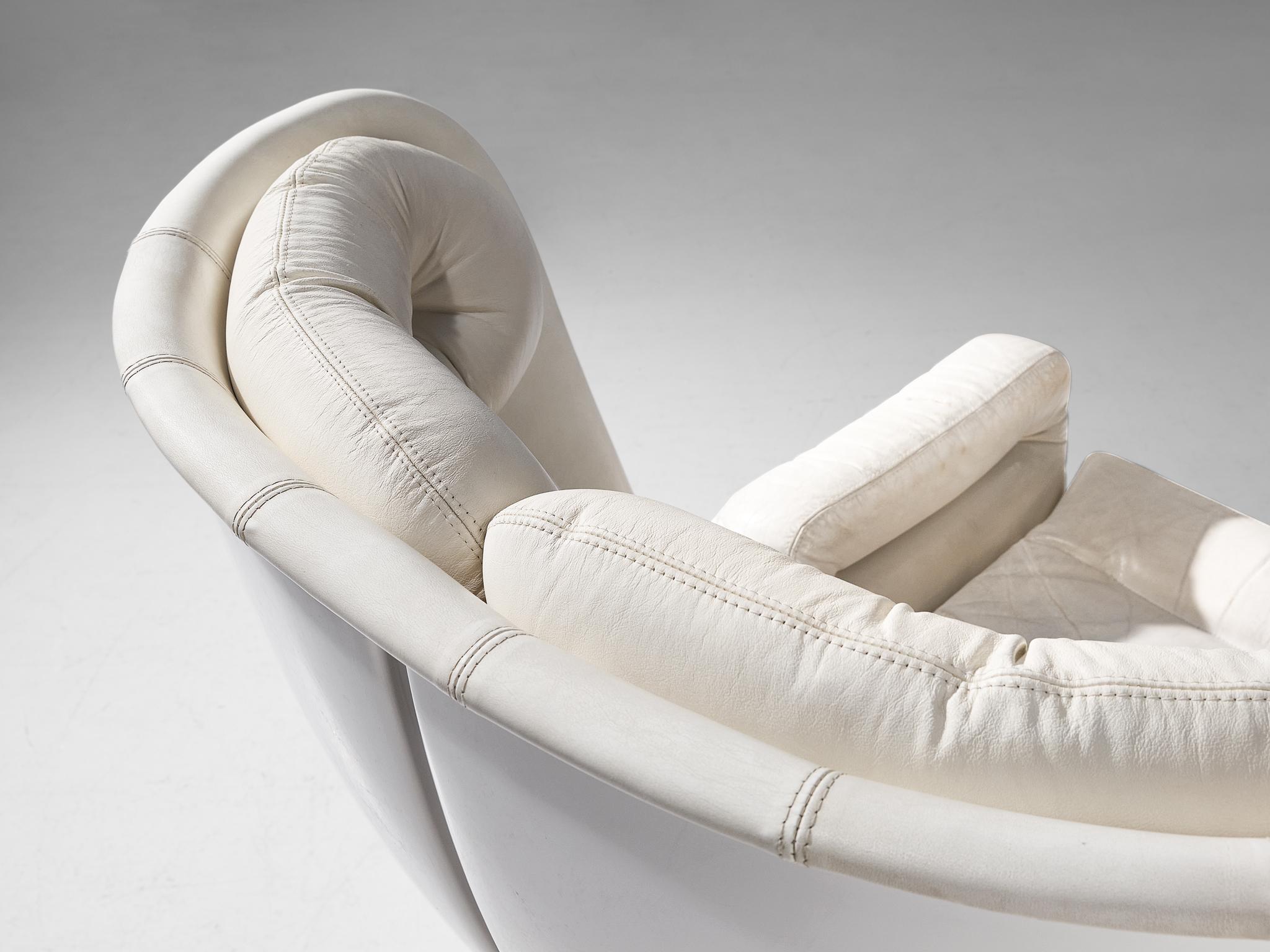 Joe Colombo 'Elda' Lounge Chair in White Leather and Fiberglass In Good Condition In Waalwijk, NL