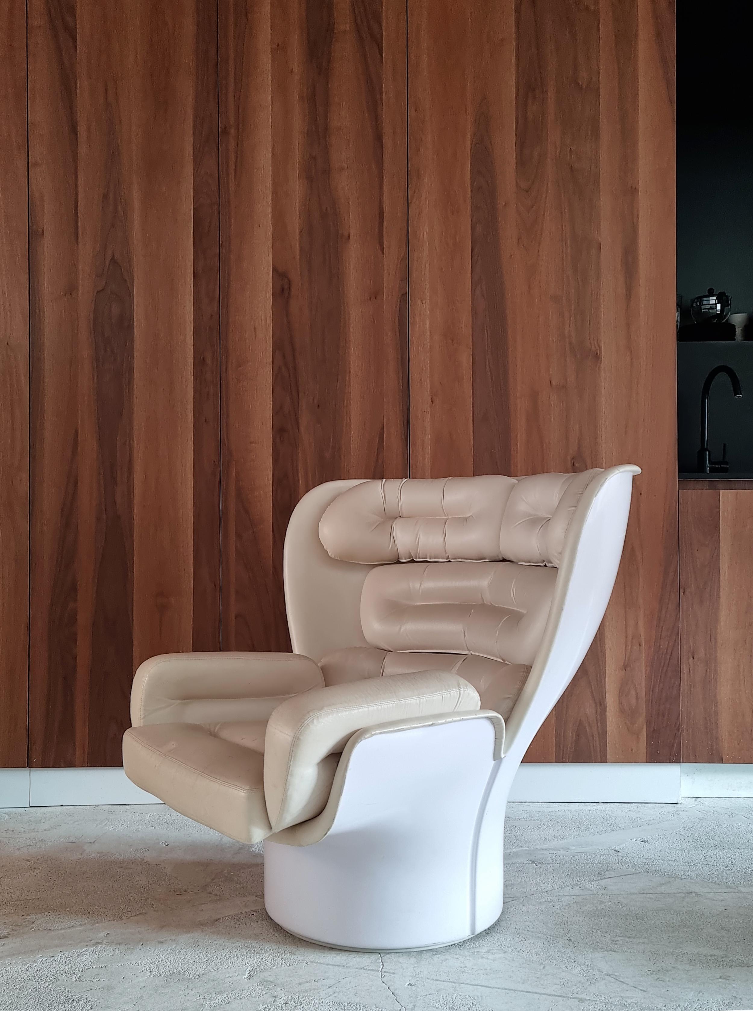 Joe Colombo ‘Elda’ Lounge Chair in White Leather and White Fiberglass 2