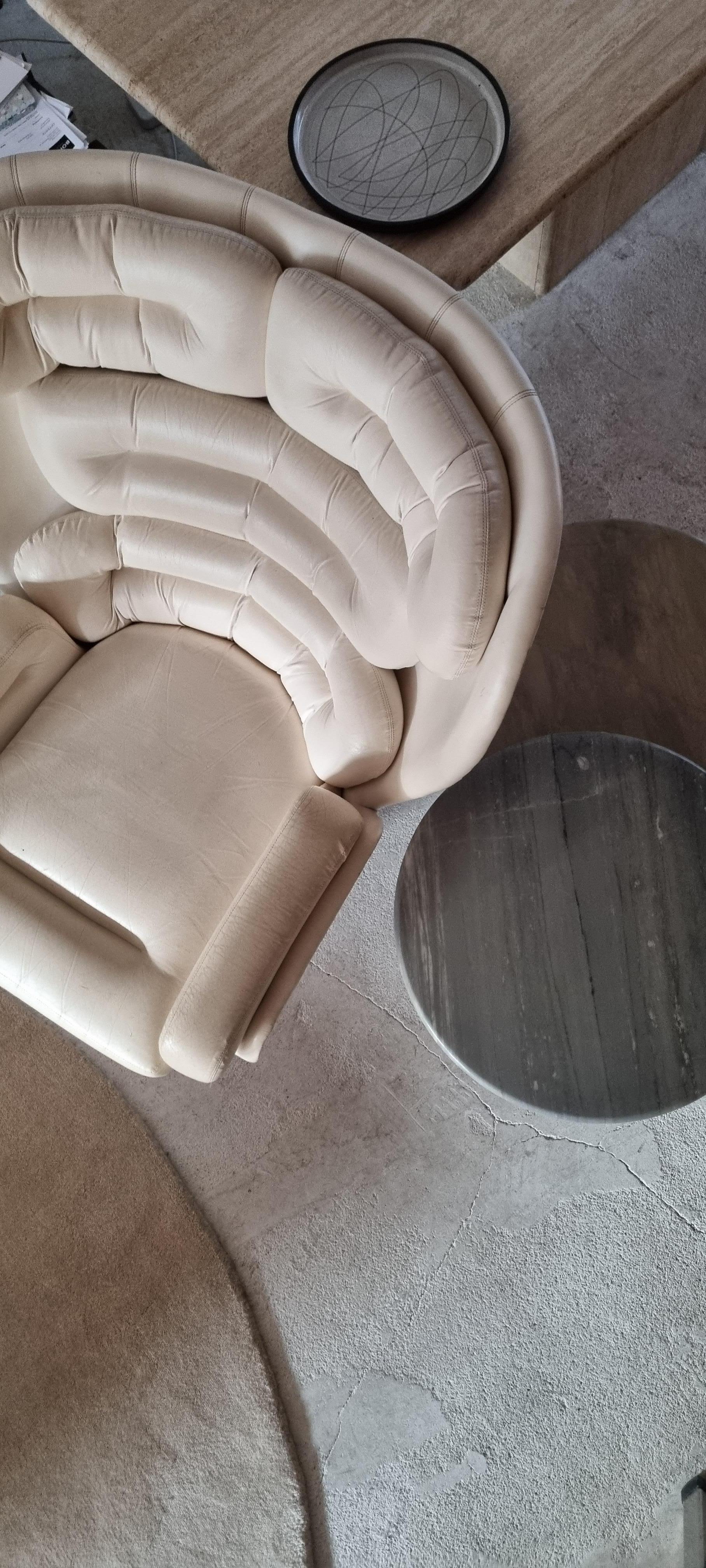 Joe Colombo ‘Elda’ Lounge Chair in White Leather and White Fiberglass 3