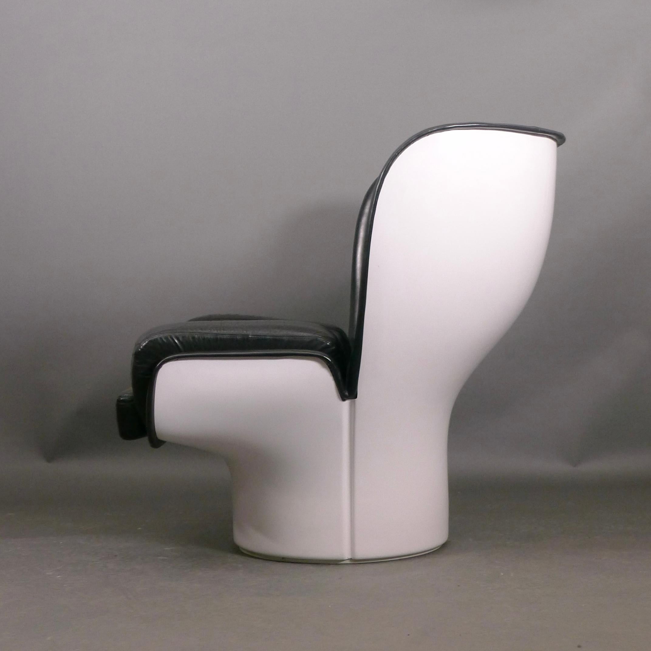 Italian Joe Colombo 'Elda' Lounge Chair, White Leather and Fibreglass, by Comfort, Italy For Sale
