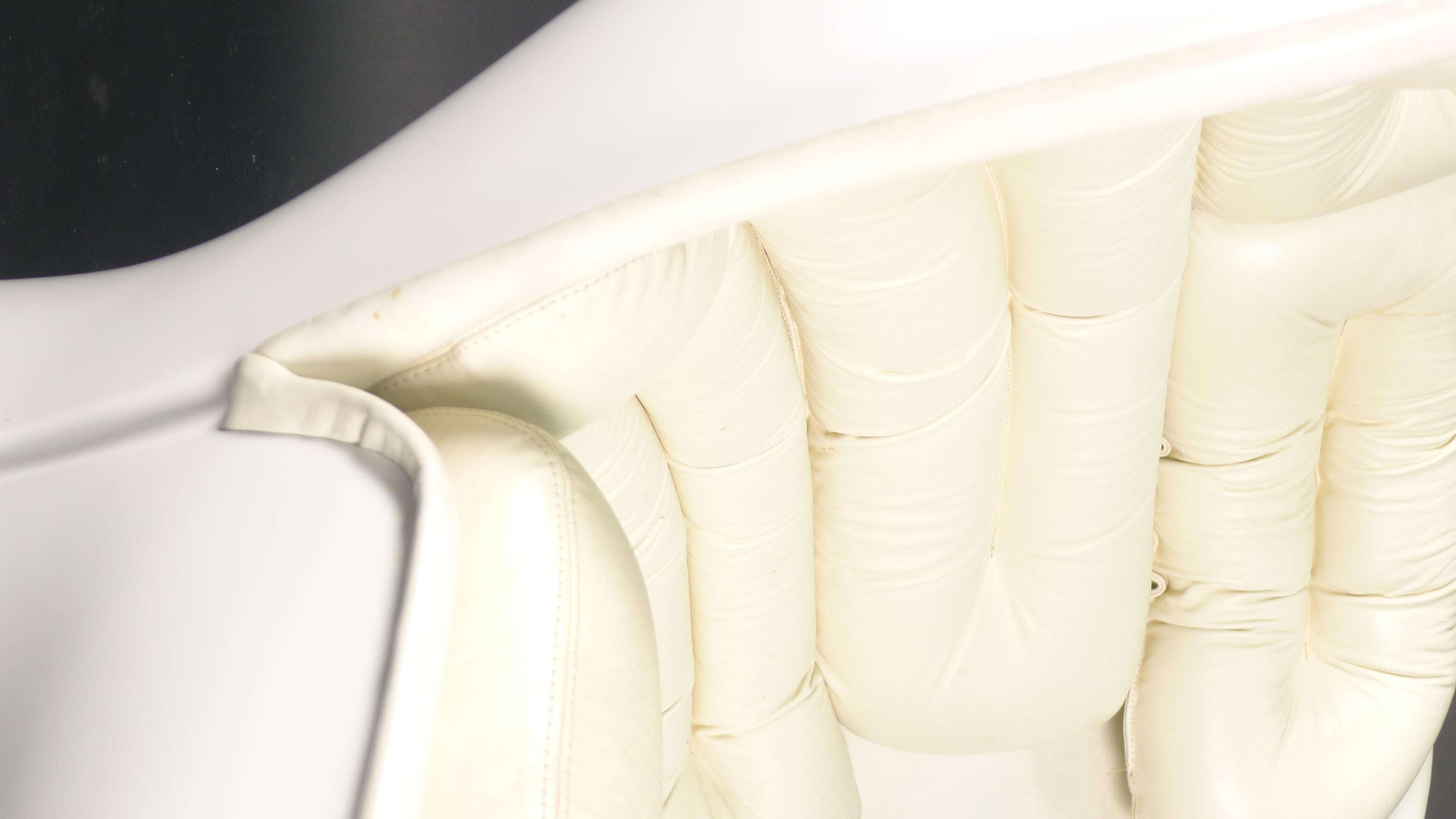 Joe Colombo 'Elda' Lounge Chair, White Leather and Fibreglass, by Comfort, Italy For Sale 4