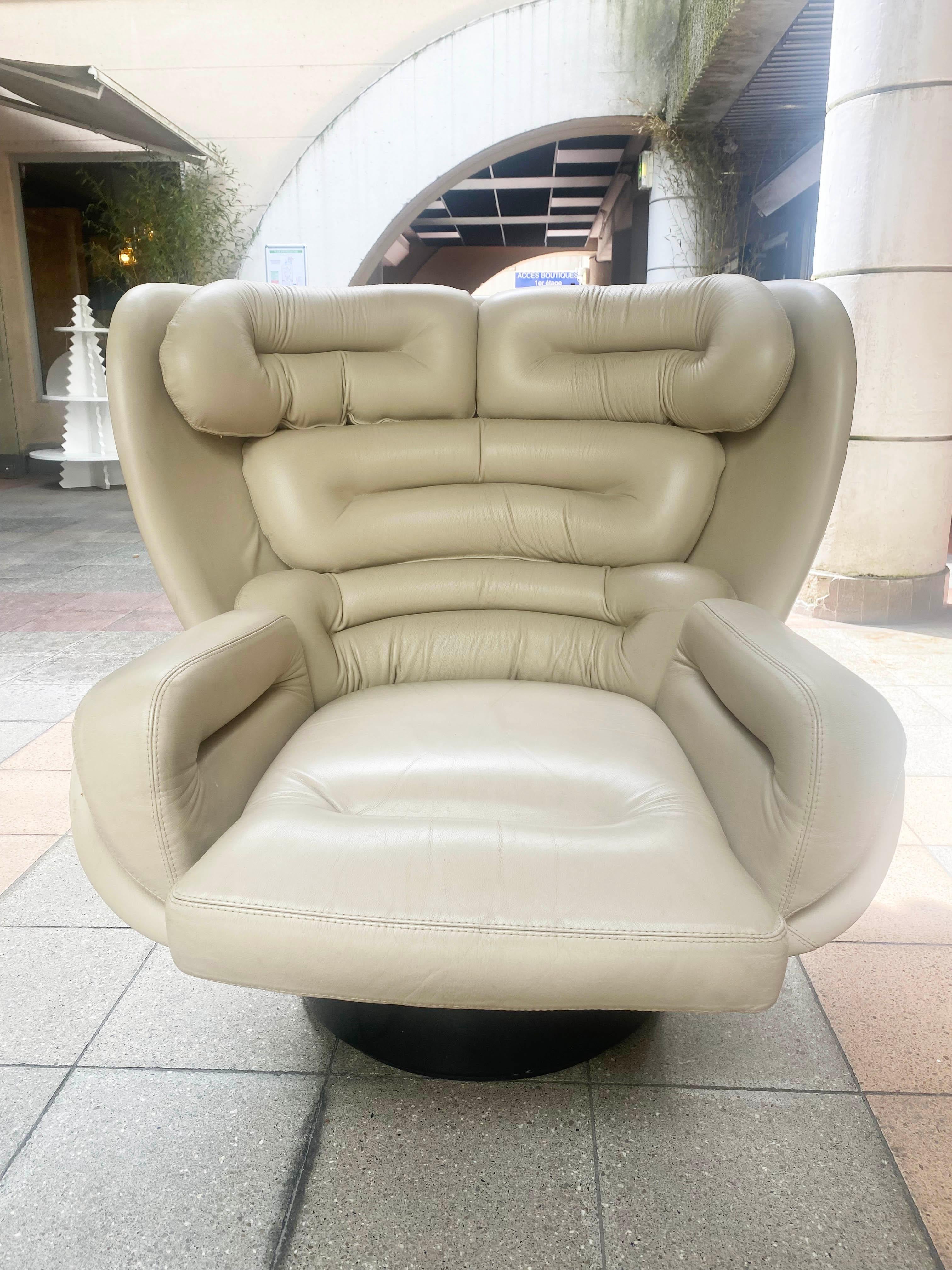 Joe Colombo 
Elda mythical armchair 
Comfort edition 
1972
Black fibreglass shell / smooth ivory leather 
Very good condition 
H 92 x W 94 x D 100 cms 
11900 euros 