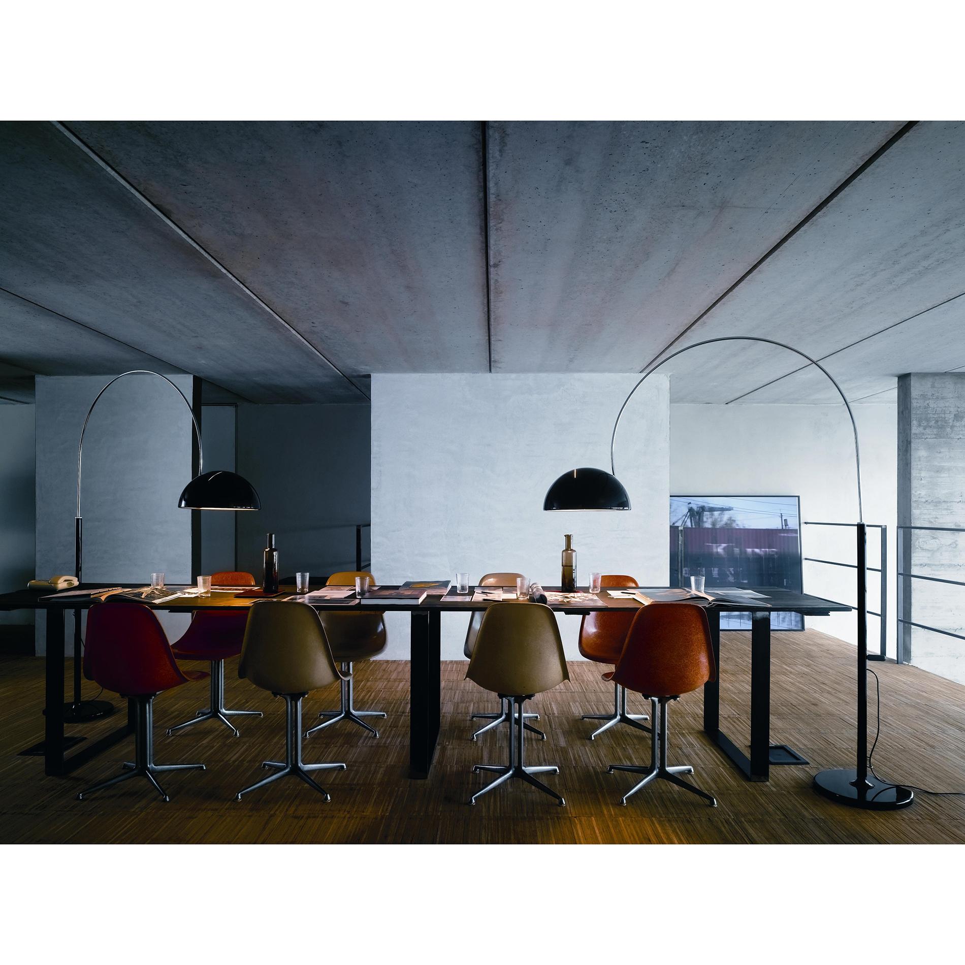 Lámpara de pie 'Coupé 3320' diseñada por Joe Colombo en 1967.
Lámpara de pie de luz directa, base y estructura de metal lacado, arco cromado giratorio y regulable en altura, reflector de aluminio lacado. Fabricado por Oluce, Italia.

Corría 1967