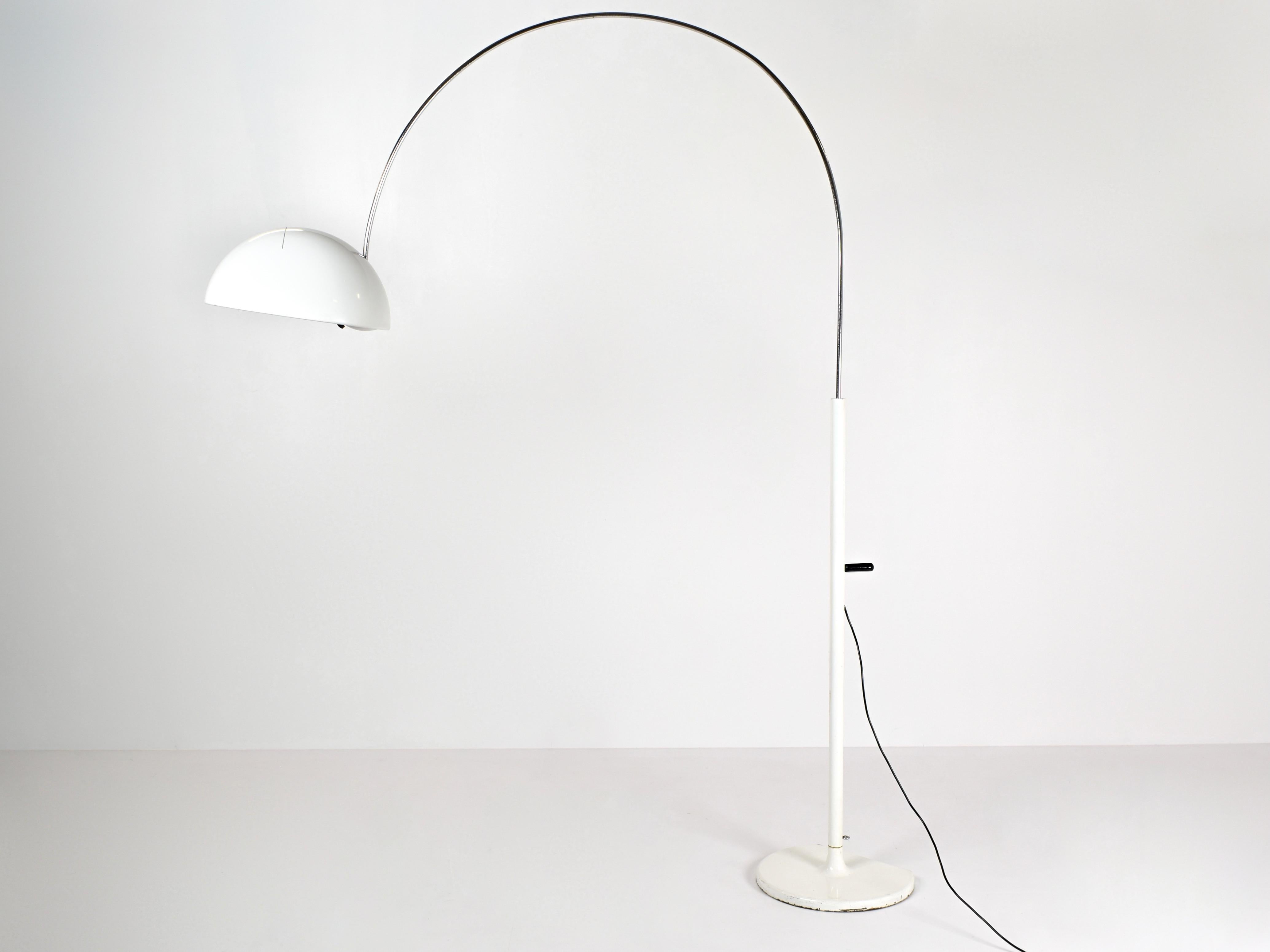 Amazing floor lamp 'Coupe' by Joe Colombo for Oluce, Italy, 1960s. This floor lamp is adjustable and has a semi-spherical aluminium reflector, chrome armature and a lacquered metal base.

A wonderful design that is difficult to manufacture as it can