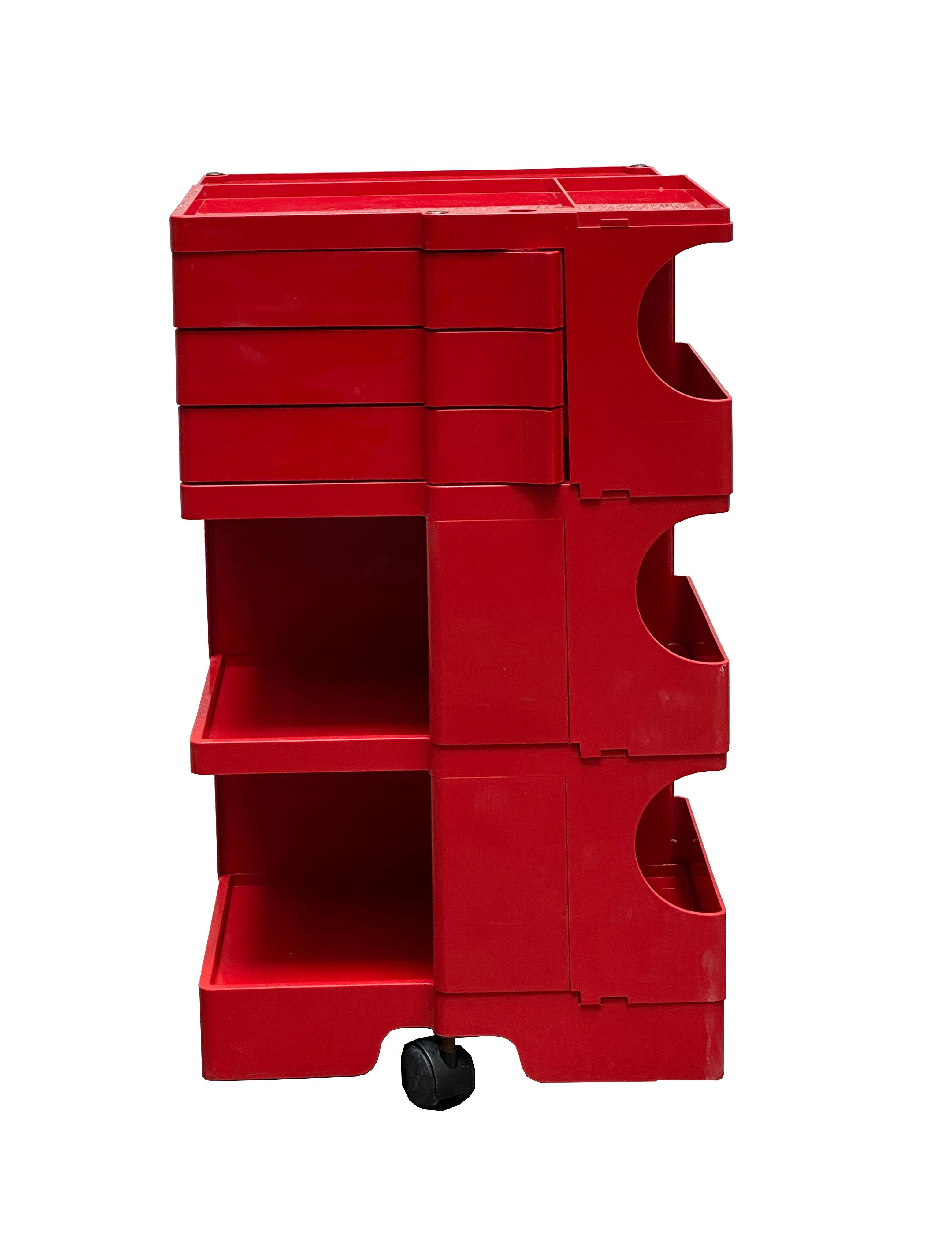 This “Boby” trolley or portable storage system was designed by Joe Colombo in 1969. It is still in production (B-line) and has always been very popular. A very handy trolley made of ABS plastic. It has many storage options such as the fold-out