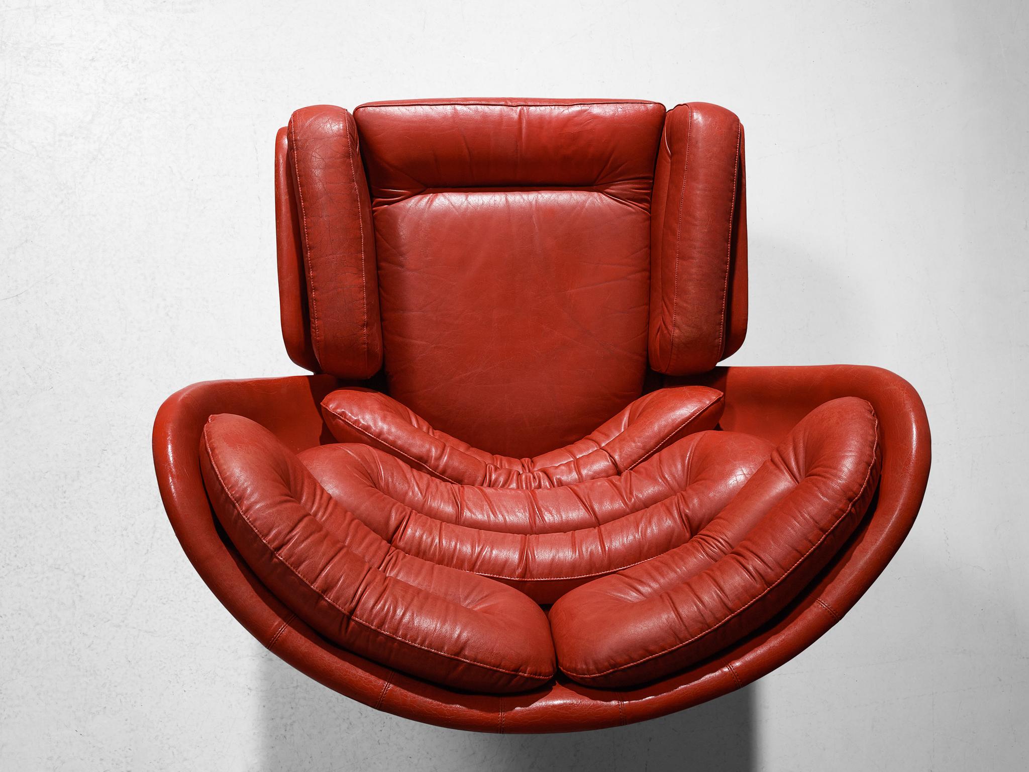 Joe Colombo for Comfort Lounge Chair 'Elda' in Red Leather and Fiberglass  In Good Condition For Sale In Waalwijk, NL