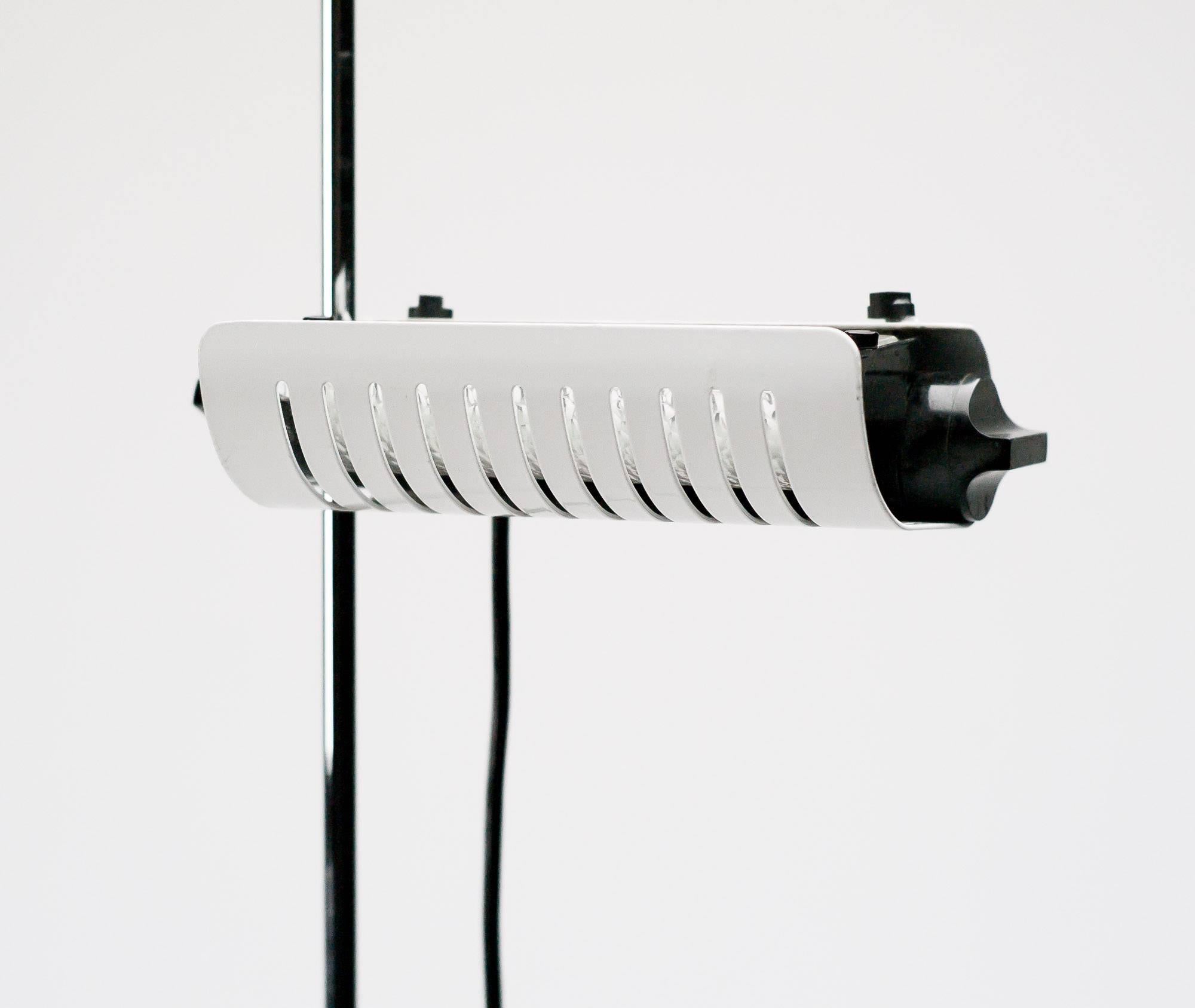The first domestic lamp designed using halogen light that can be adjusted from very low to very high level.
Base and shade are enameled white steel. The tall stand is made in chrome plated steel.