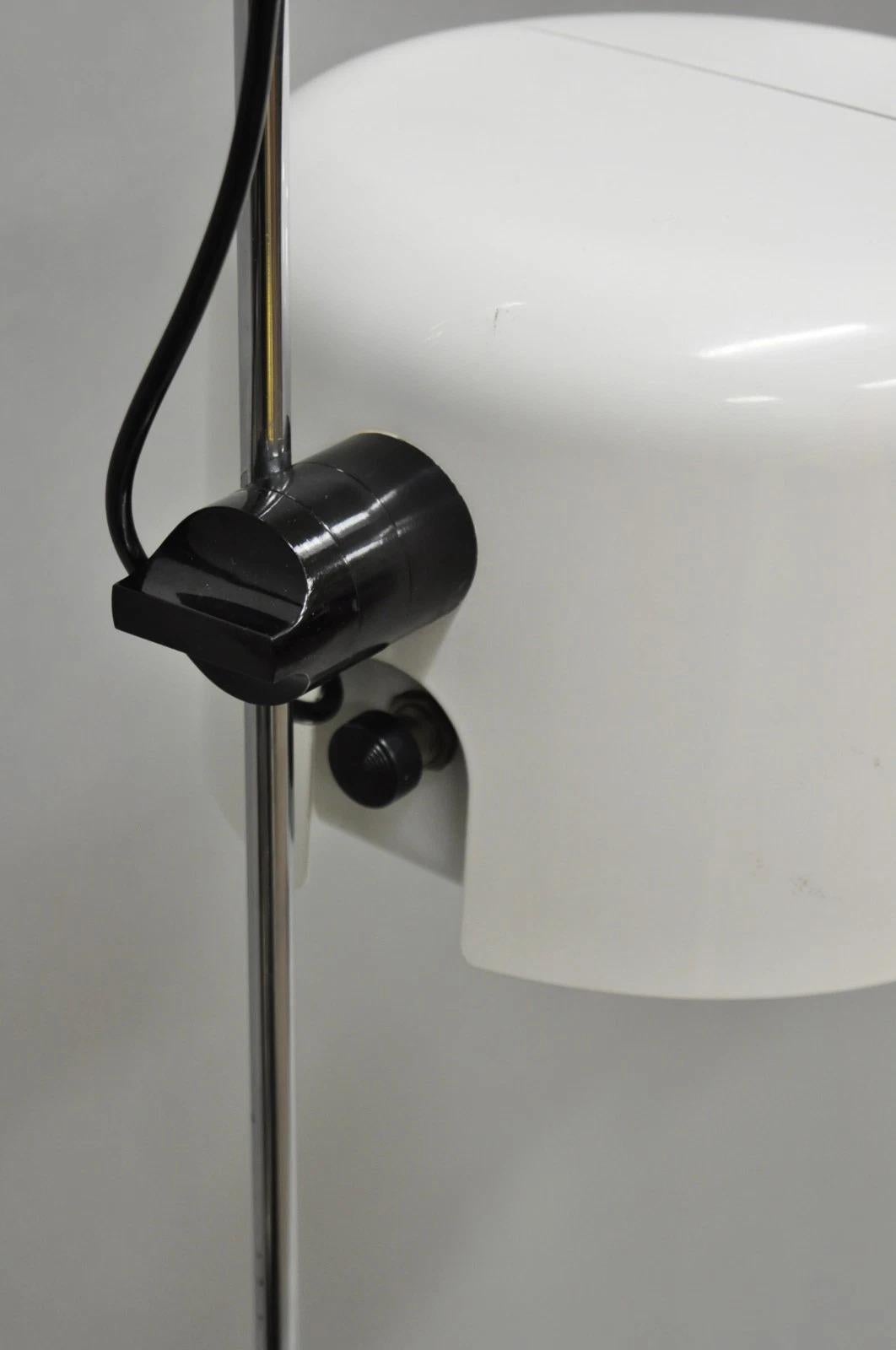 Joe Colombo per Oluce Italy Lampada da terra moderna di metà secolo a coppia con cedro bianco in vendita 7