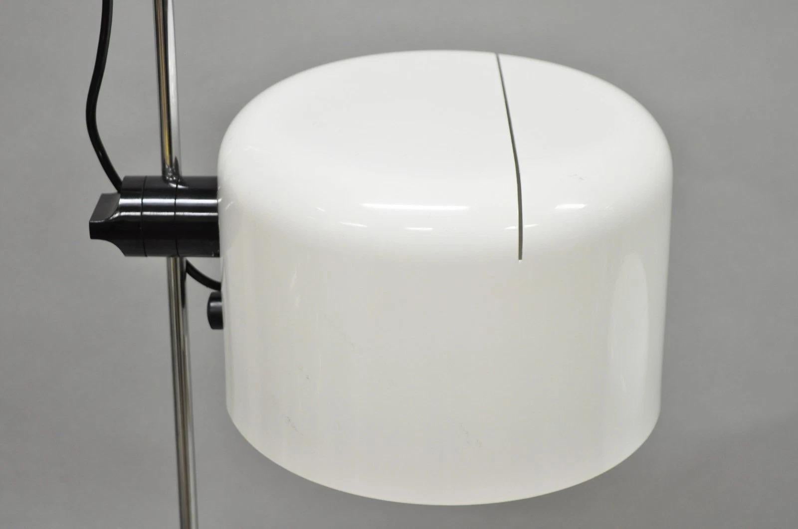 Joe Colombo per Oluce Italy Lampada da terra moderna di metà secolo a coppia con cedro bianco in vendita 8