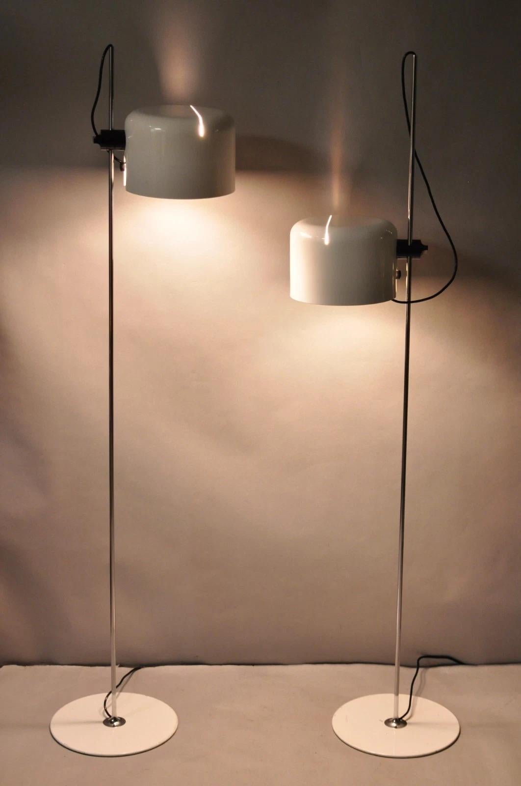 Inviaci un messaggio con il tuo codice postale per richiedere un preventivo per la spedizione negli Stati Uniti.

Lampada da terra regolabile vintage Joe Colombo per Oluce Italia, Whiting Mid Century Modern - una coppia. Circa metà del XX secolo.