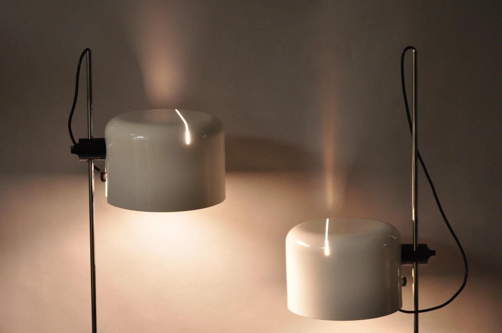 Mid-Century moderno Joe Colombo per Oluce Italy Lampada da terra moderna di metà secolo a coppia con cedro bianco in vendita