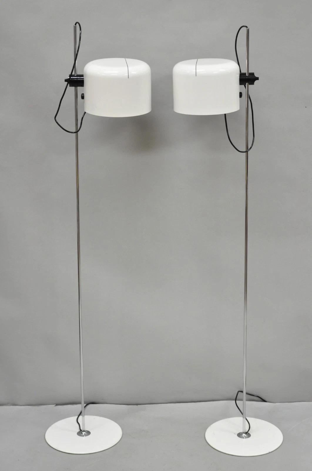 Joe Colombo per Oluce Italy Lampada da terra moderna di metà secolo a coppia con cedro bianco In condizioni buone in vendita a Philadelphia, PA