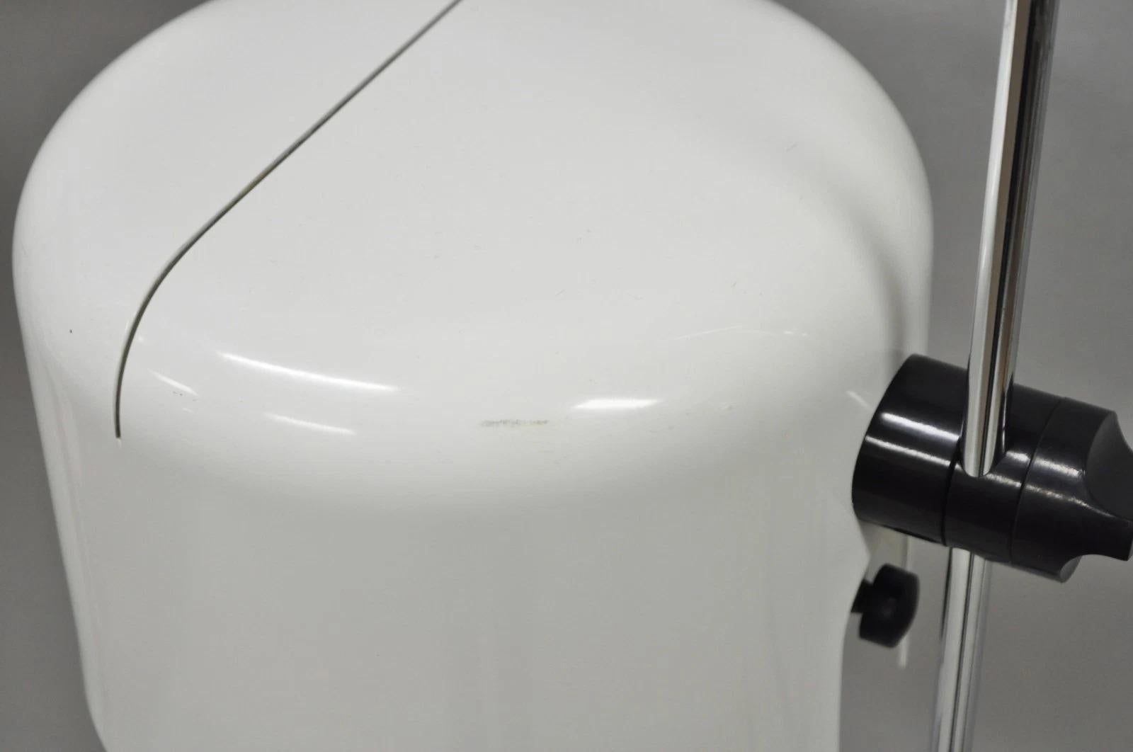 Joe Colombo per Oluce Italy Lampada da terra moderna di metà secolo a coppia con cedro bianco in vendita 1