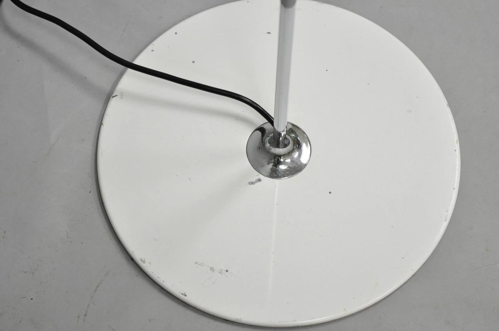 Joe Colombo per Oluce Italy Lampada da terra moderna di metà secolo a coppia con cedro bianco in vendita 3