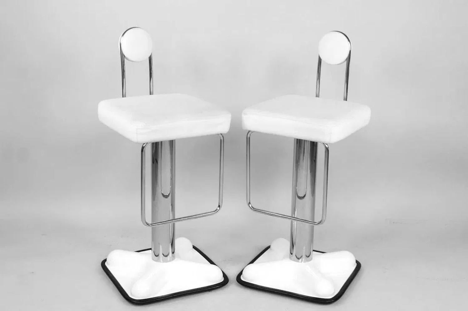 Birillo Hocker-Paar, weißes Leder und weißer Sockel, Joe Colombo für Zanotta, 1970. Colombos ikonisches Design wurde 1972 auf der Internationalen Ausstellung M.I.A. mit der Goldmedaille ausgezeichnet und ist auch im Museum of Modern Art in New York