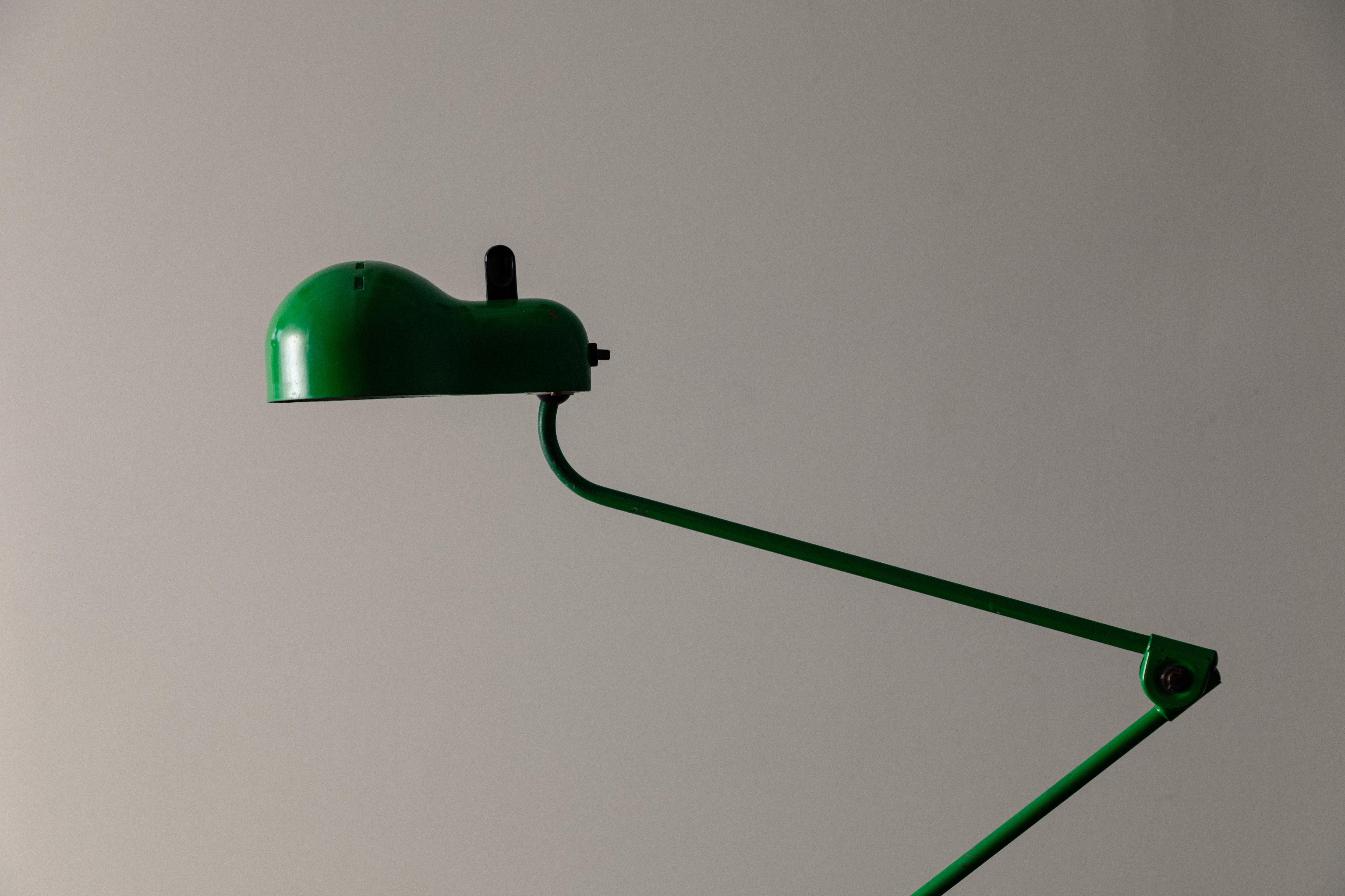 Topo is inspired by automotives in its design. The slits on the shade remind us of the vents on a mid-century sports car.

Arm is jointed and can extend and retract.