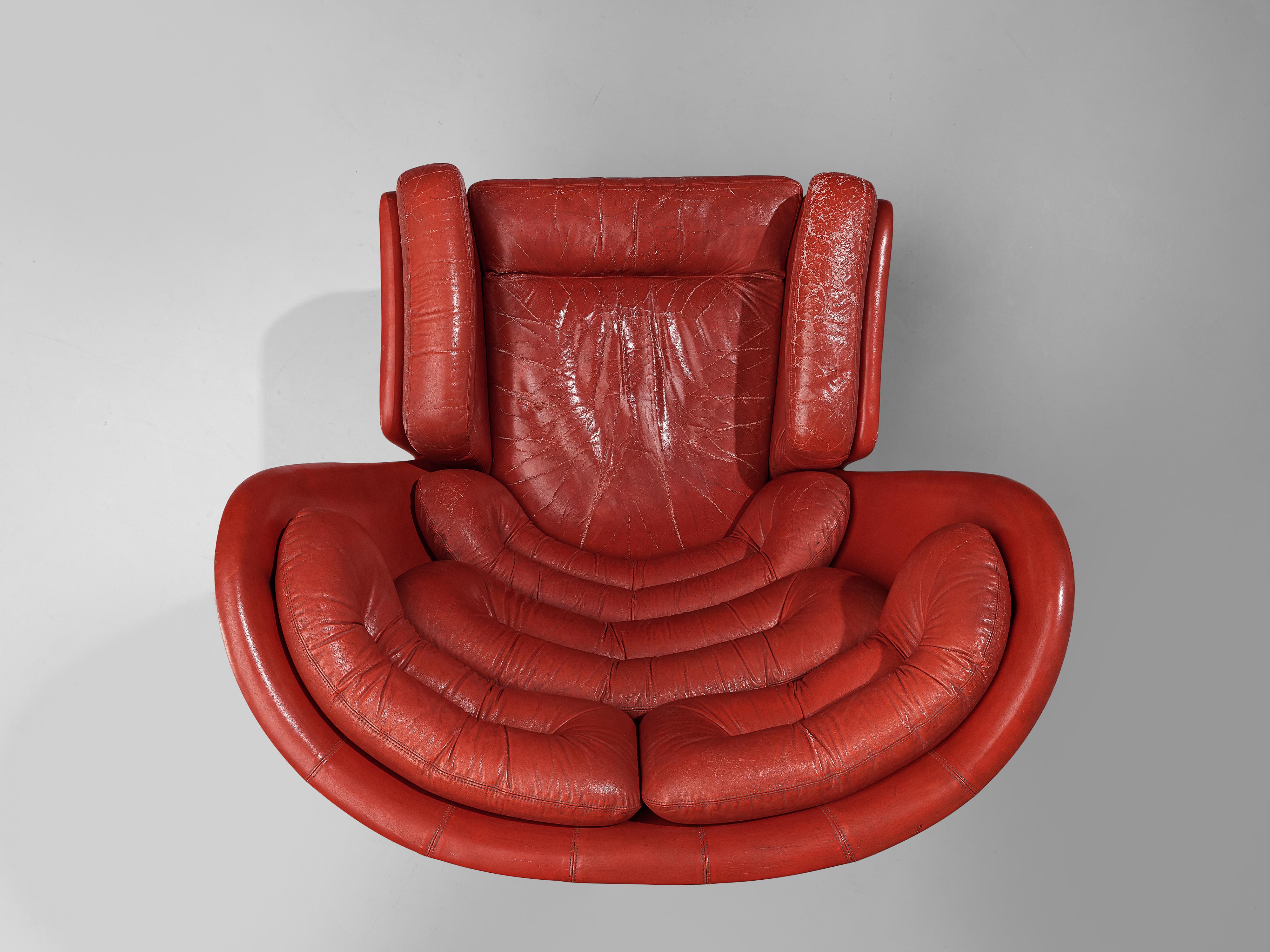 Joe Colombo Iconic ‘Elda’ Lounge Chair in Patinated Red Leather and Fiberglass In Good Condition In Waalwijk, NL