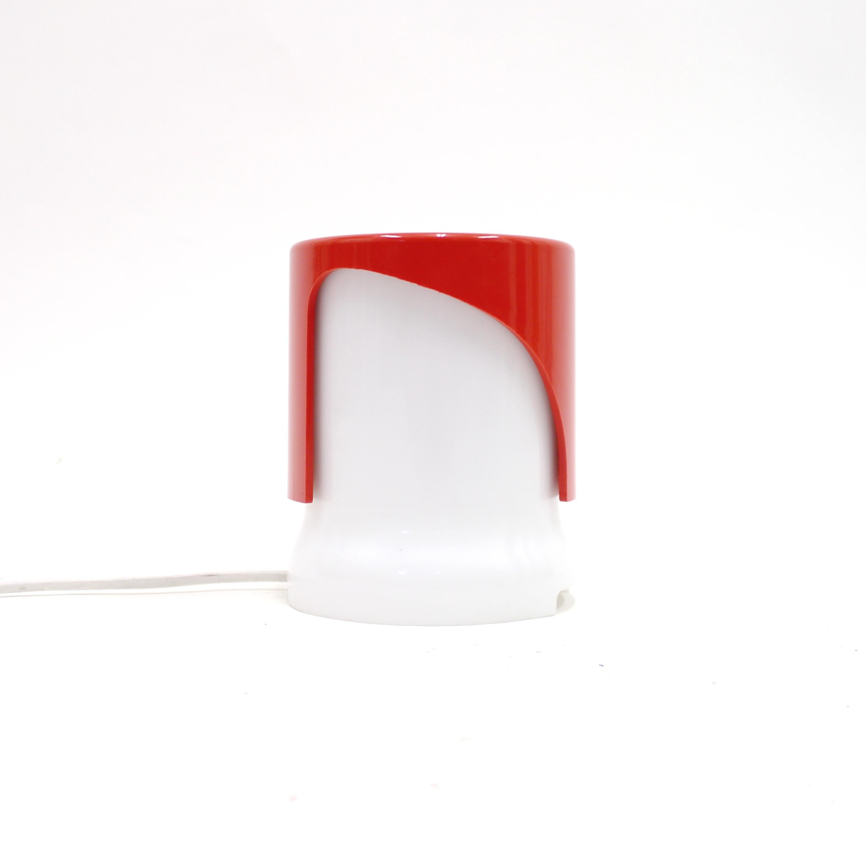 The KD 24 table lamp was originally designed by Joe Colombo for Italian manufacturer Kartell, but Swedish firm Husqvarna made it under license for the Swedish market. It contains of two plastic cylinders, in red and white, cut in two different